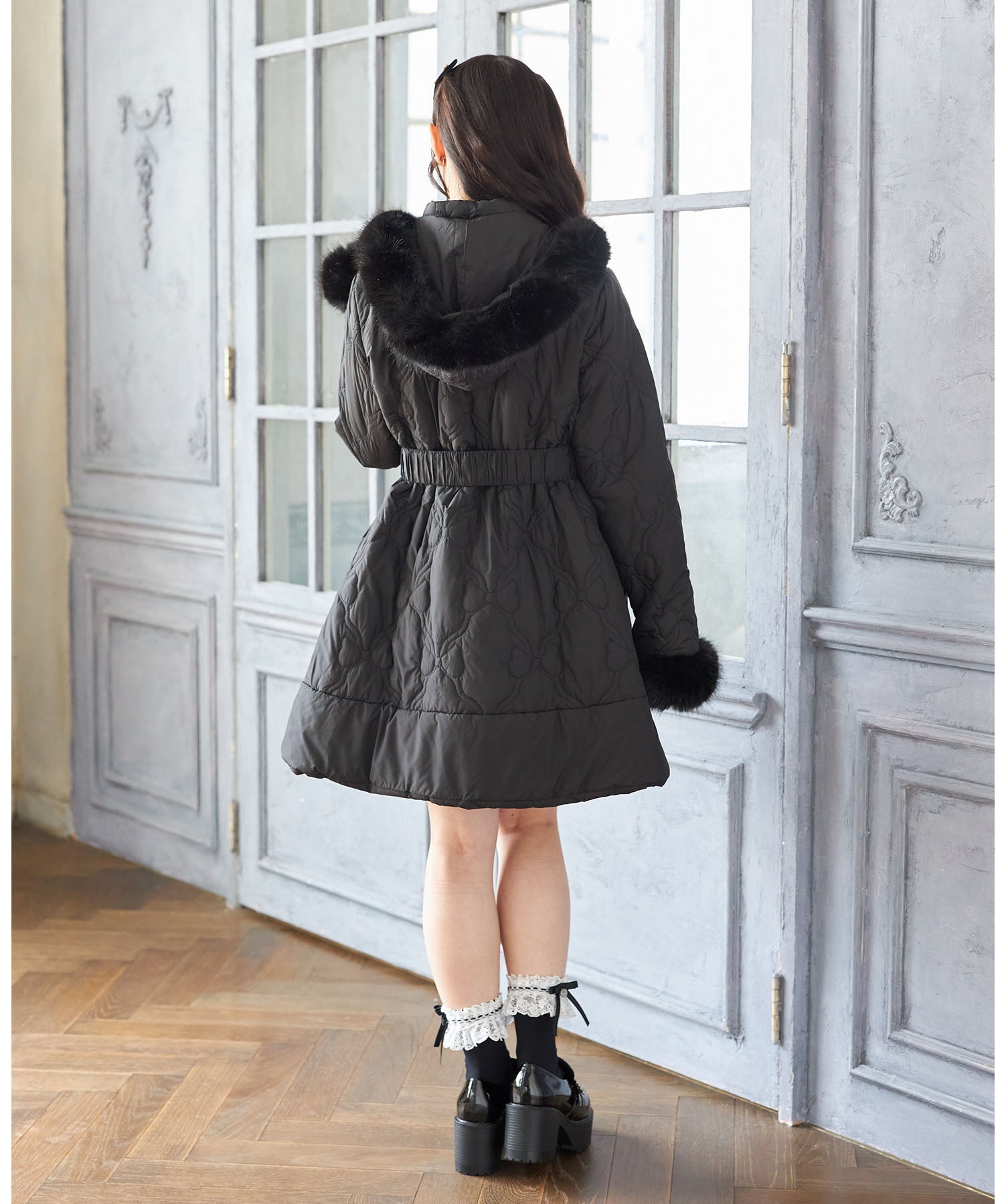 スユン Suyunn 取り外し可能なファー&ベルト付きリボンキルティングフィット&フレアコート ブラック