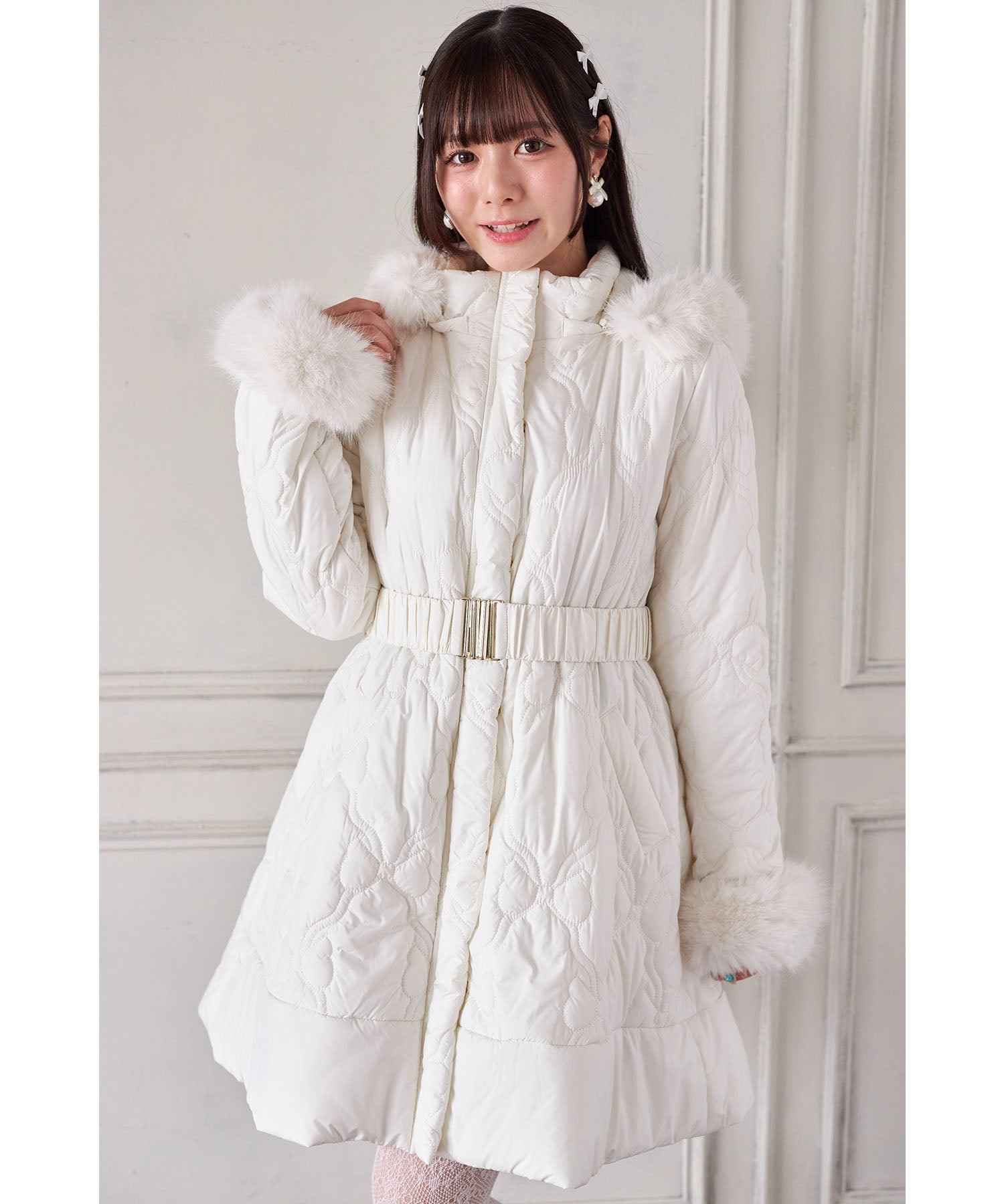 スユン Suyunn 取り外し可能なファー&ベルト付きリボンキルティングフィット&フレアコート ホワイト