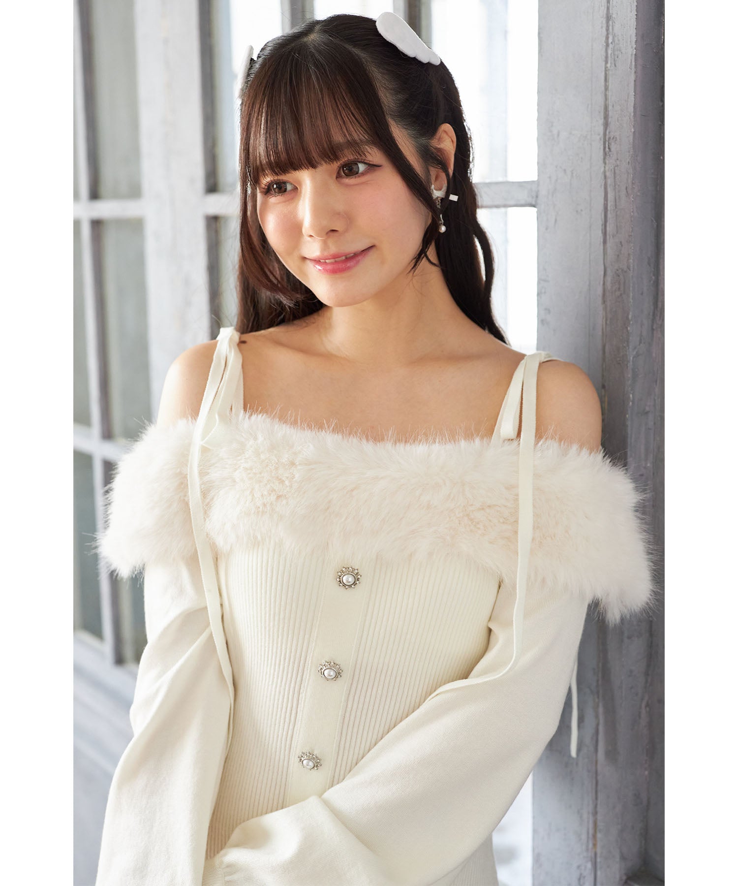 スユン Suyunn ビジュー飾り釦付きオフショルファーニットワンピース ホワイト