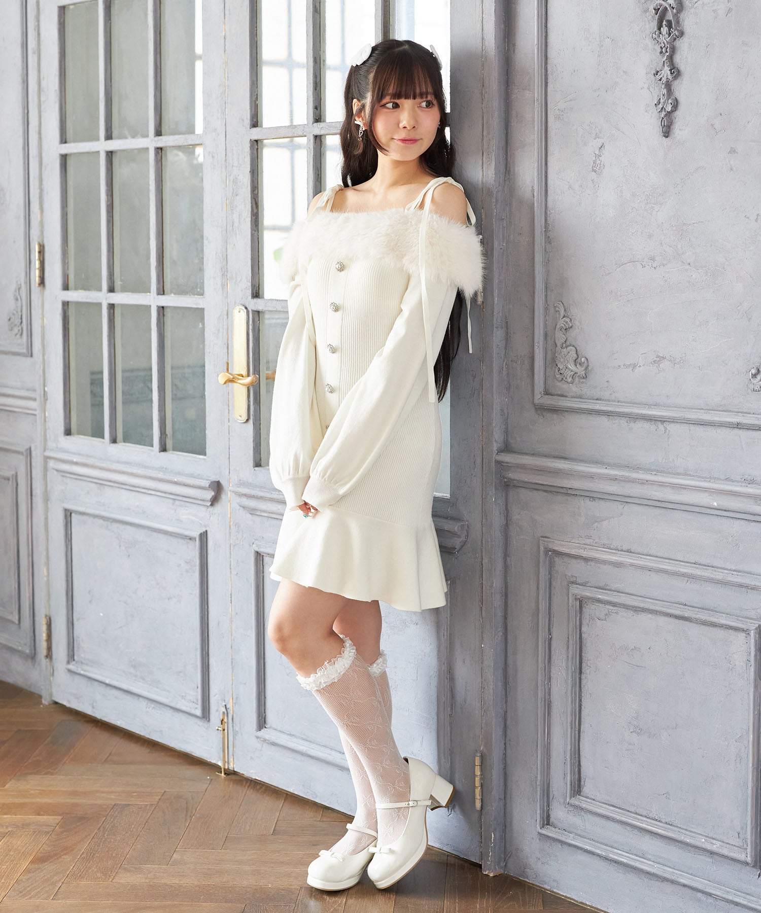 スユン Suyunn ビジュー飾り釦付きオフショルファーニットワンピース ホワイト