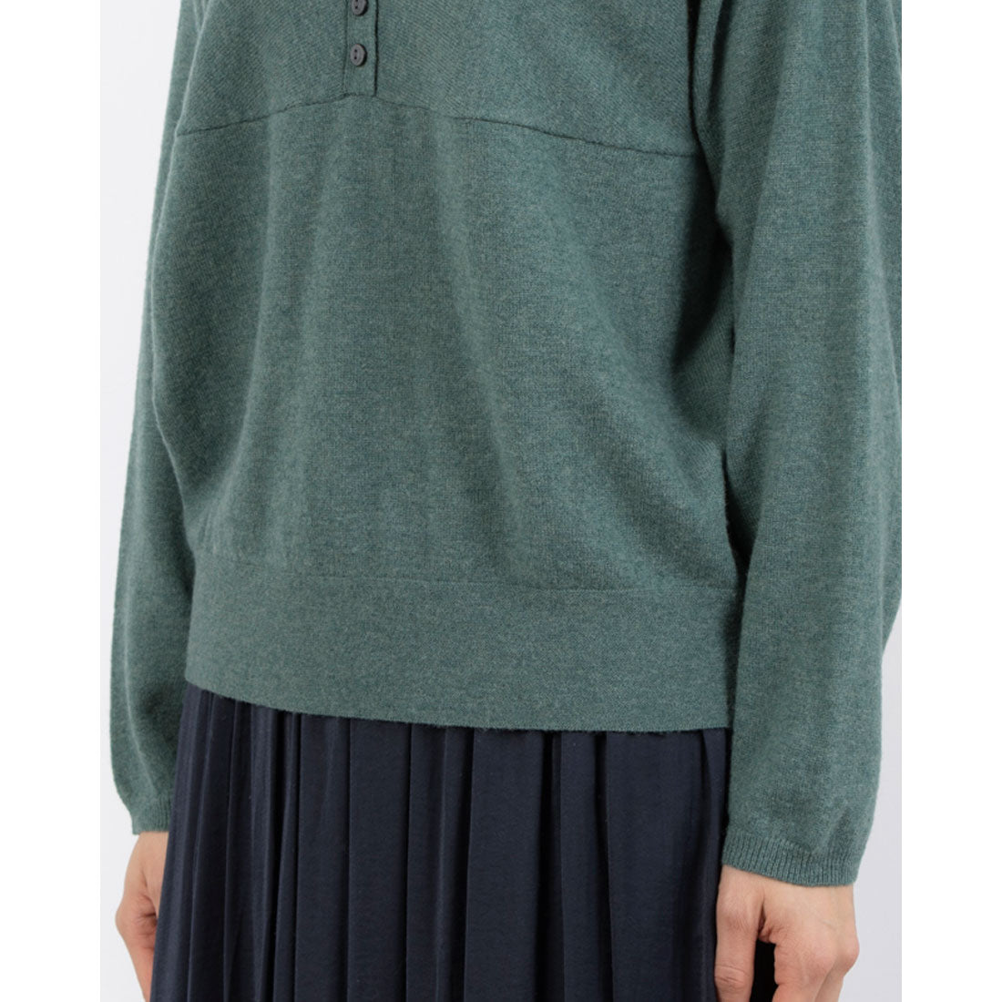 センソユニコ Sensounico atelier macaron GULENARAニットチビ釦プルオーバー