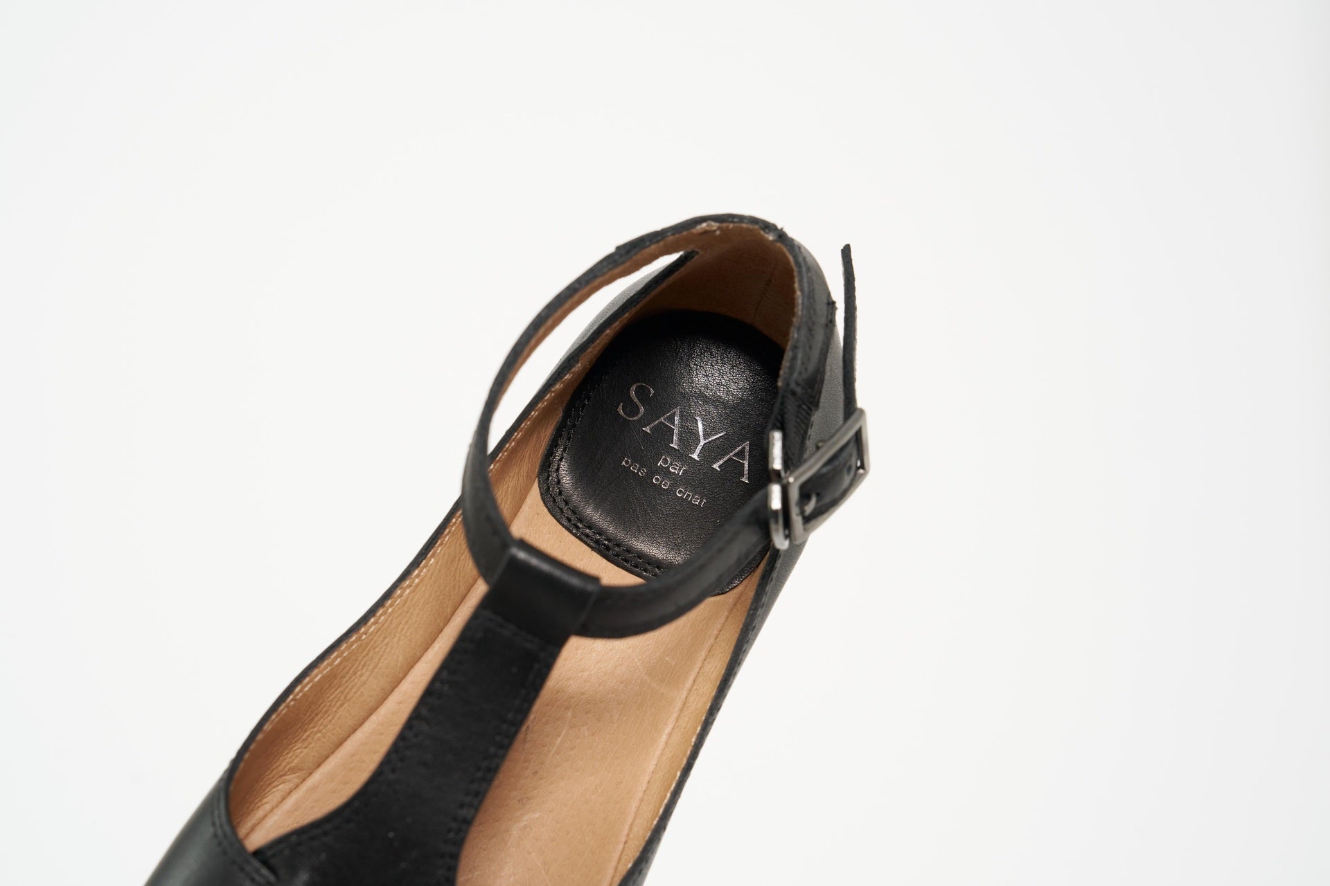 サヤ SAYA 4cm本革プラット製法T-ストラップシューズ (ブラック) ブラック