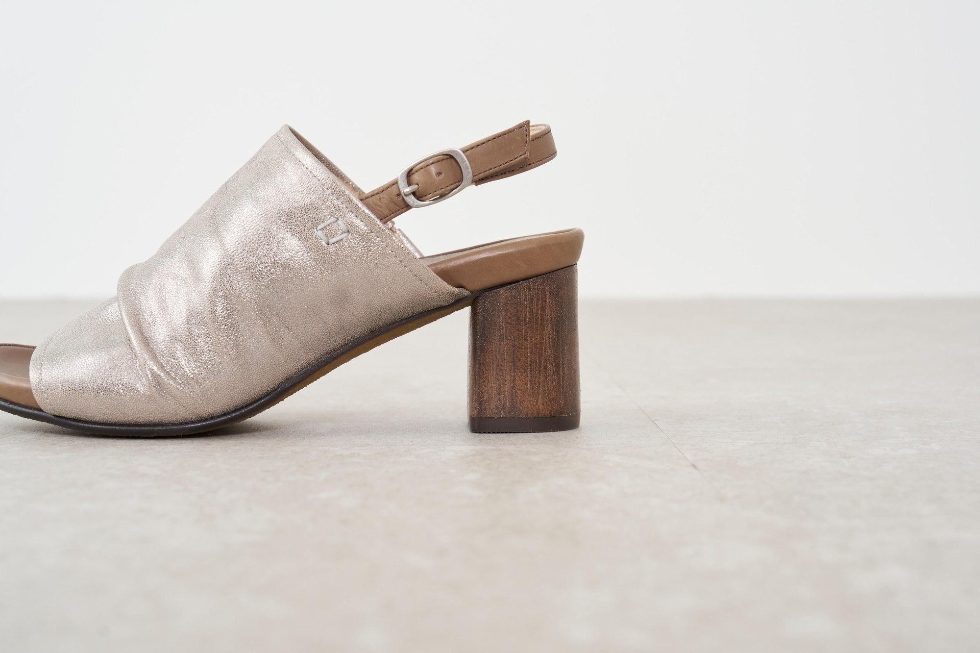 サヤ SAYA 6cm本革フットベッドインソールサンダル (オリーブ) オリーブ