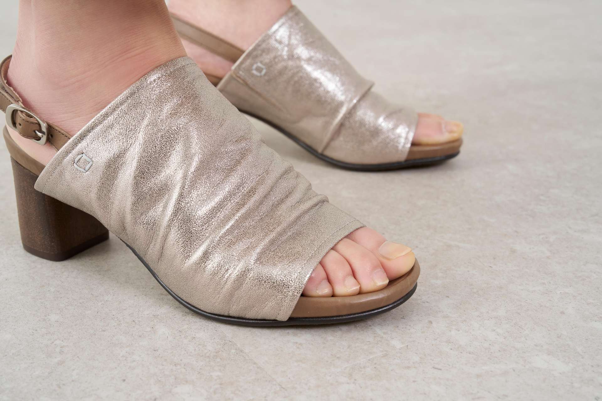 サヤ SAYA 6cm本革フットベッドインソールサンダル (オリーブ) オリーブ