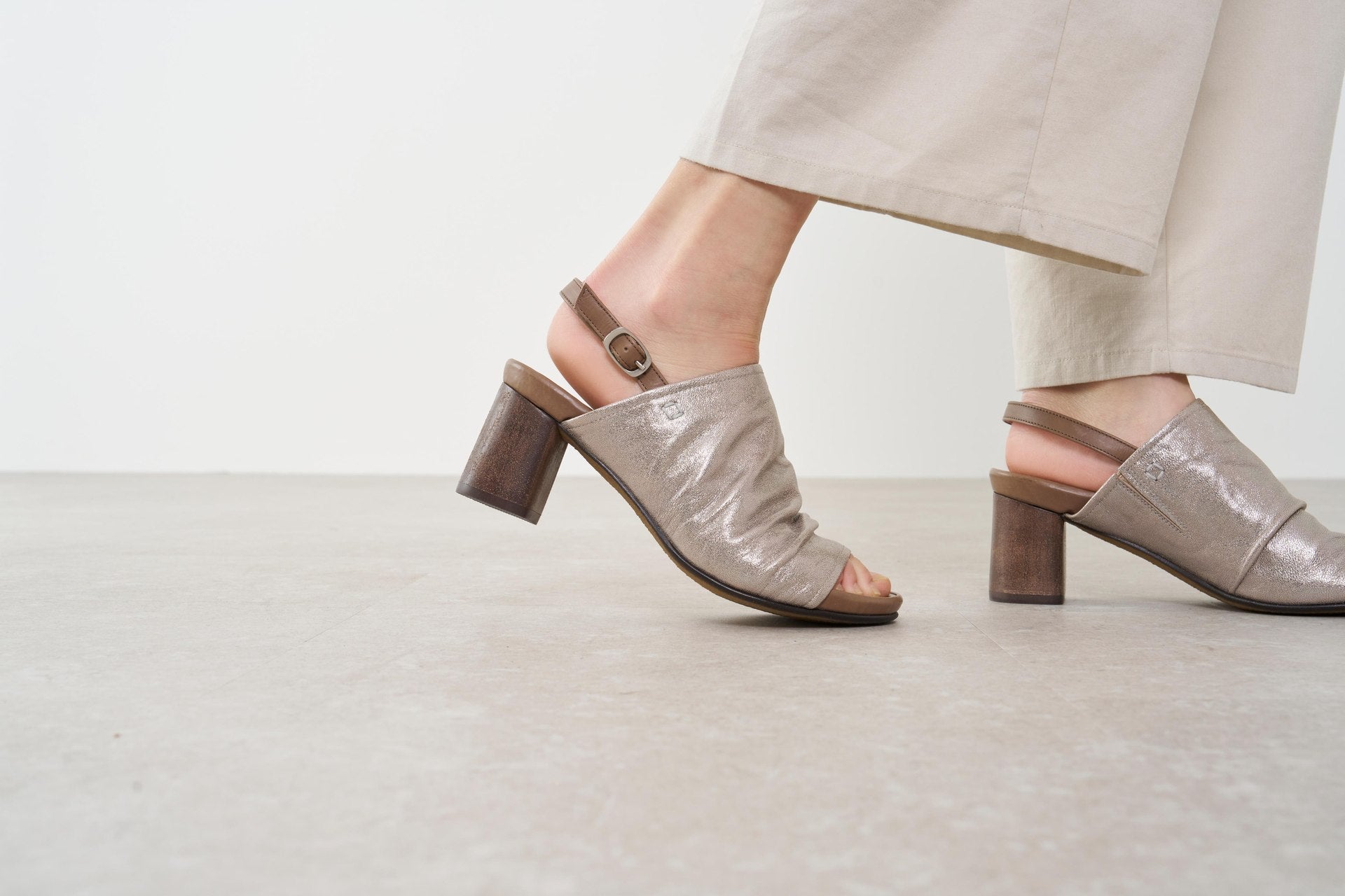 サヤ SAYA 6cm本革フットベッドインソールサンダル (オリーブ) オリーブ