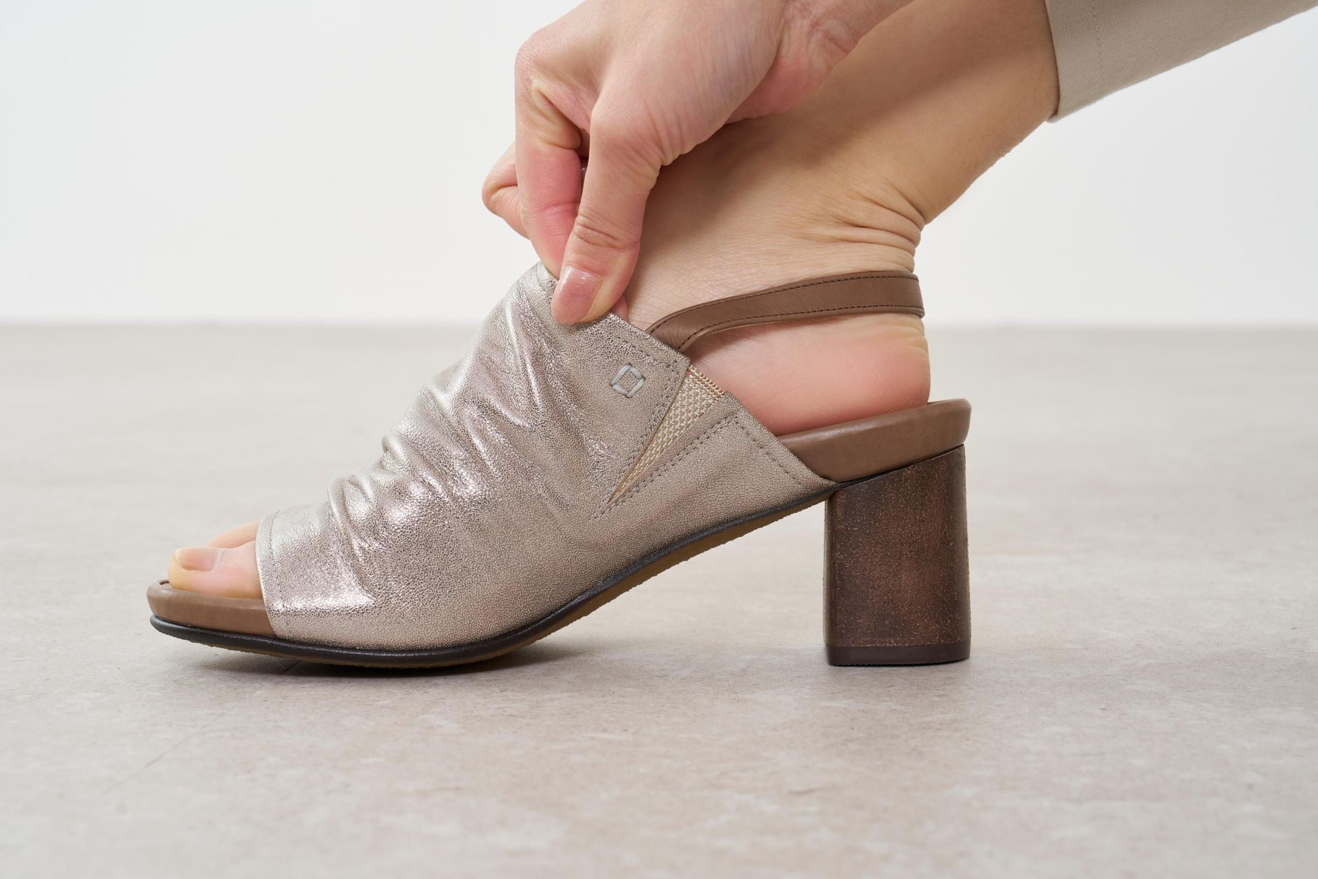 サヤ SAYA 6cm本革フットベッドインソールサンダル (オリーブ) オリーブ