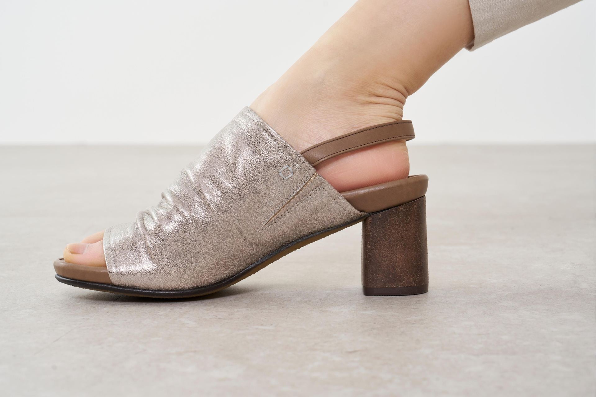 サヤ SAYA 6cm本革フットベッドインソールサンダル (オリーブ) オリーブ