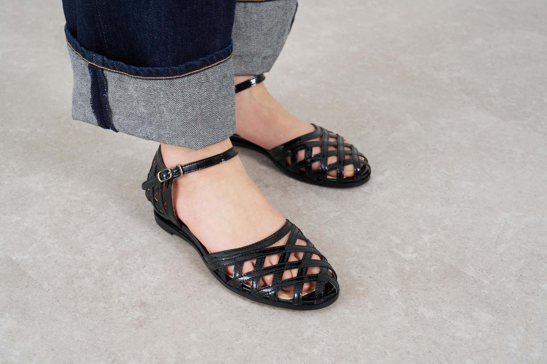 サヤ SAYA 3cm本革メッシュセパレートシューズ (ブラックエナメル) ブラックエナメル