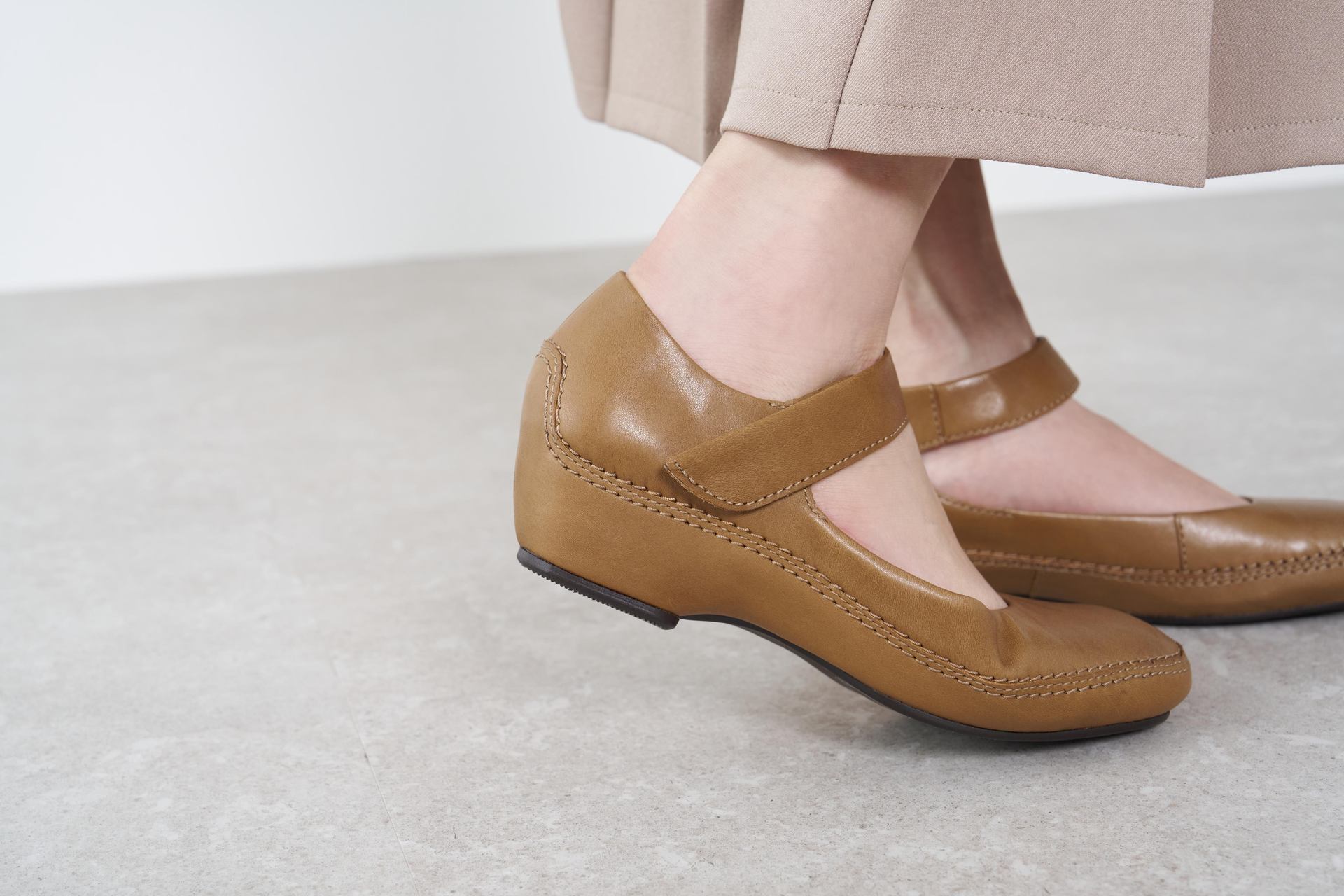 サヤ SAYA 4cmプラット製法アンクルベルトシューズ (ダークブラウン) ダークブラウン