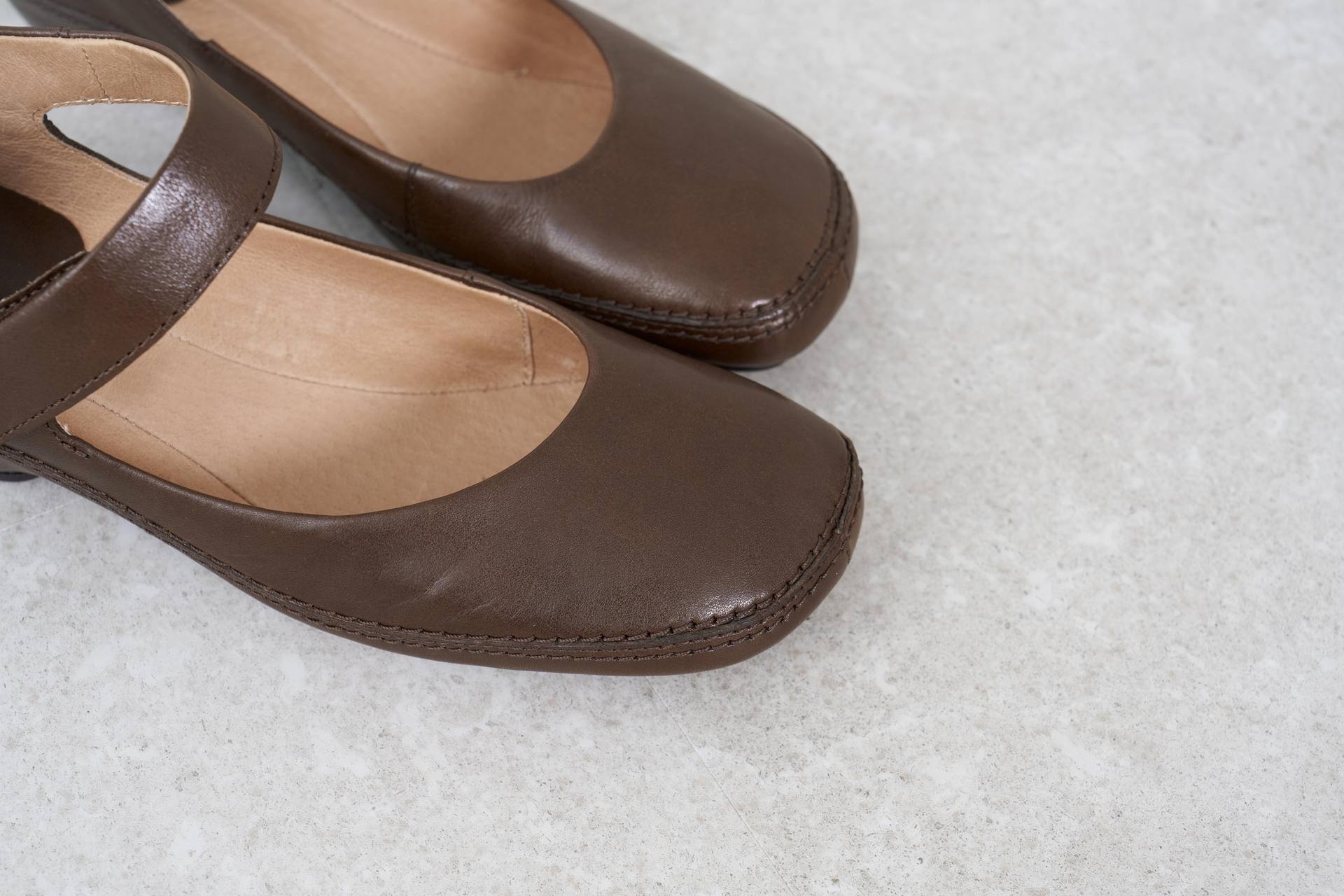 サヤ SAYA 4cmプラット製法アンクルベルトシューズ (ダークブラウン) ダークブラウン