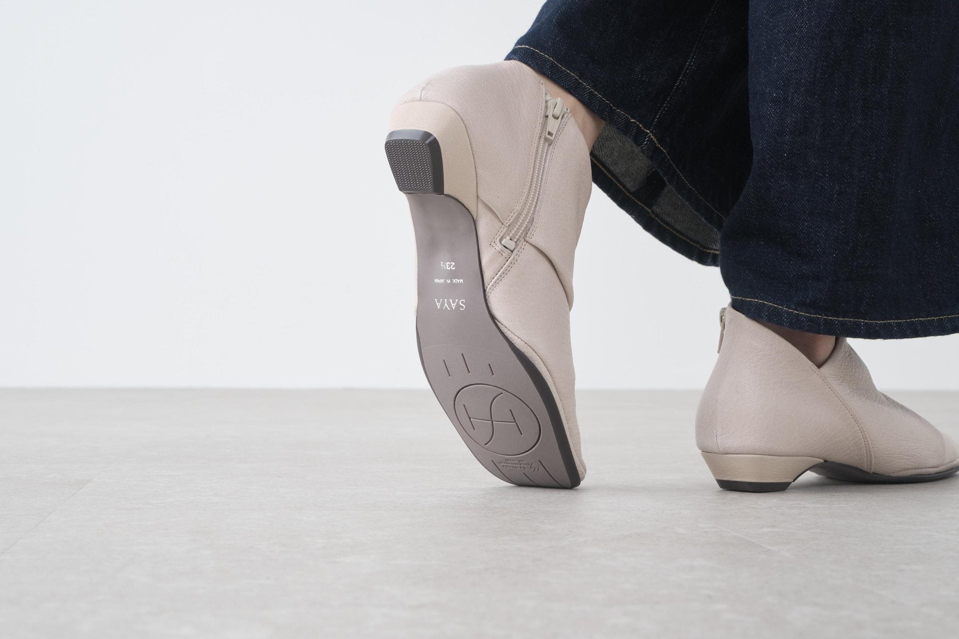 サヤ SAYA 2cmボロネーゼ製法ショートブーツ (アイボリー) アイボリー