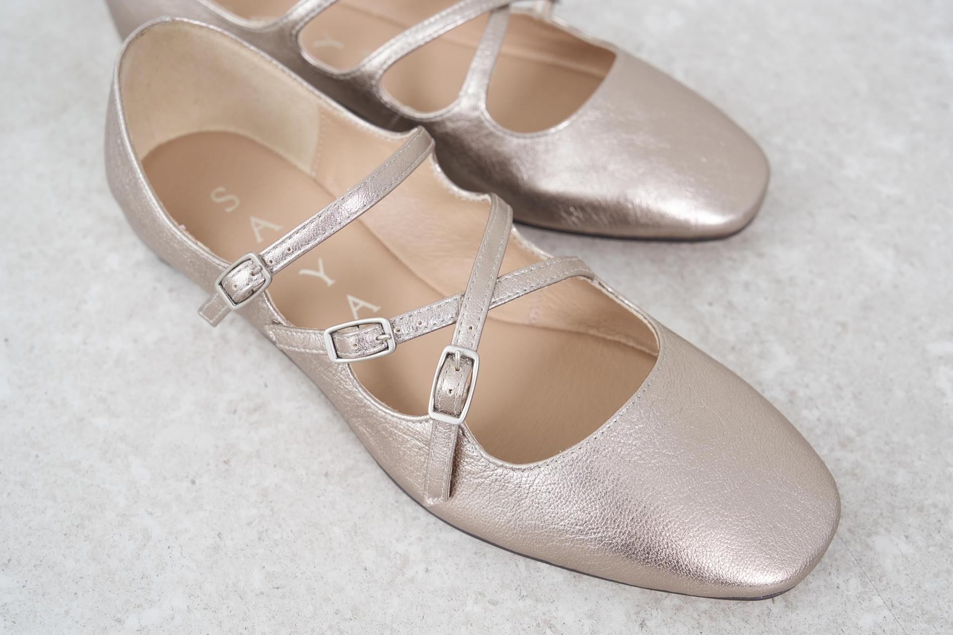 サヤ SAYA 2cmボロネーゼベルトカッターパンプス (グレージュ) グレージュ