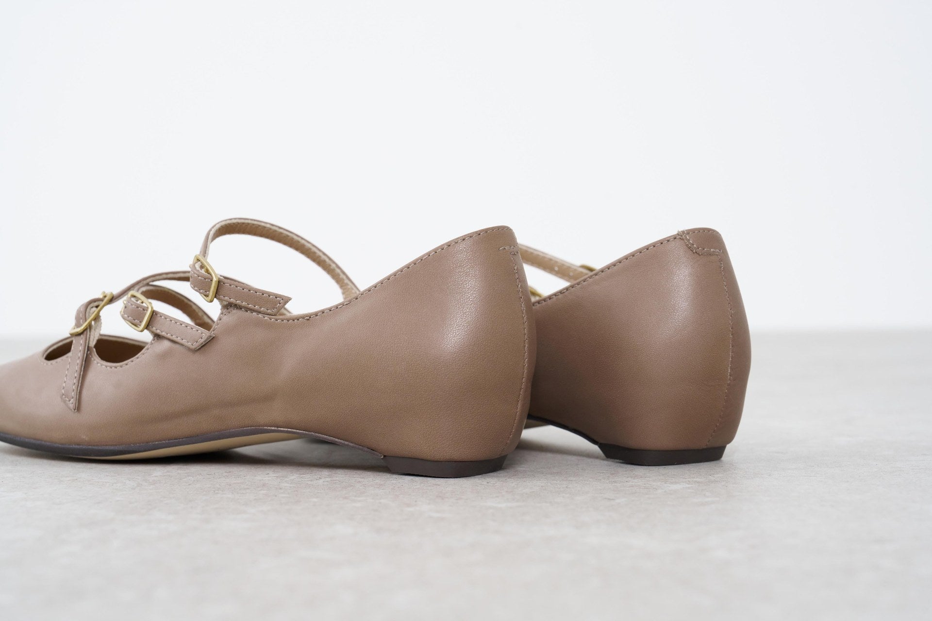 サヤ SAYA 2cmボロネーゼベルトカッターパンプス (グレージュ) グレージュ