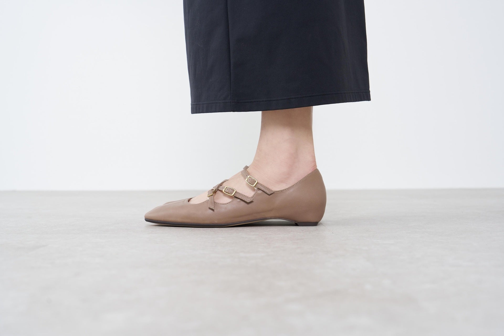 サヤ SAYA 2cmボロネーゼベルトカッターパンプス (グレージュ) グレージュ