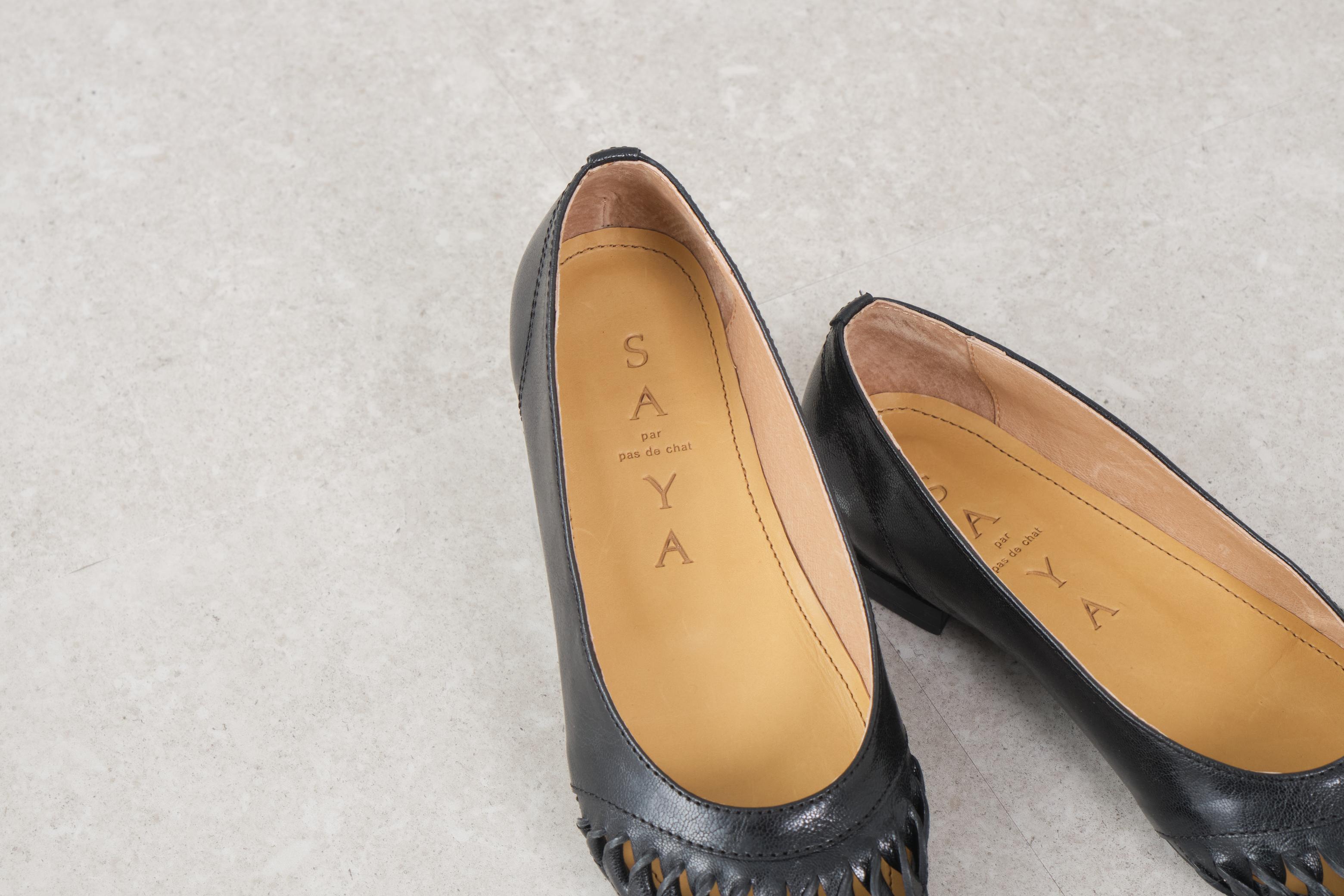 サヤ SAYA フラット本革ポインテッドトゥボロネーゼ製法クラフトパンプス (ブラック) ブラック