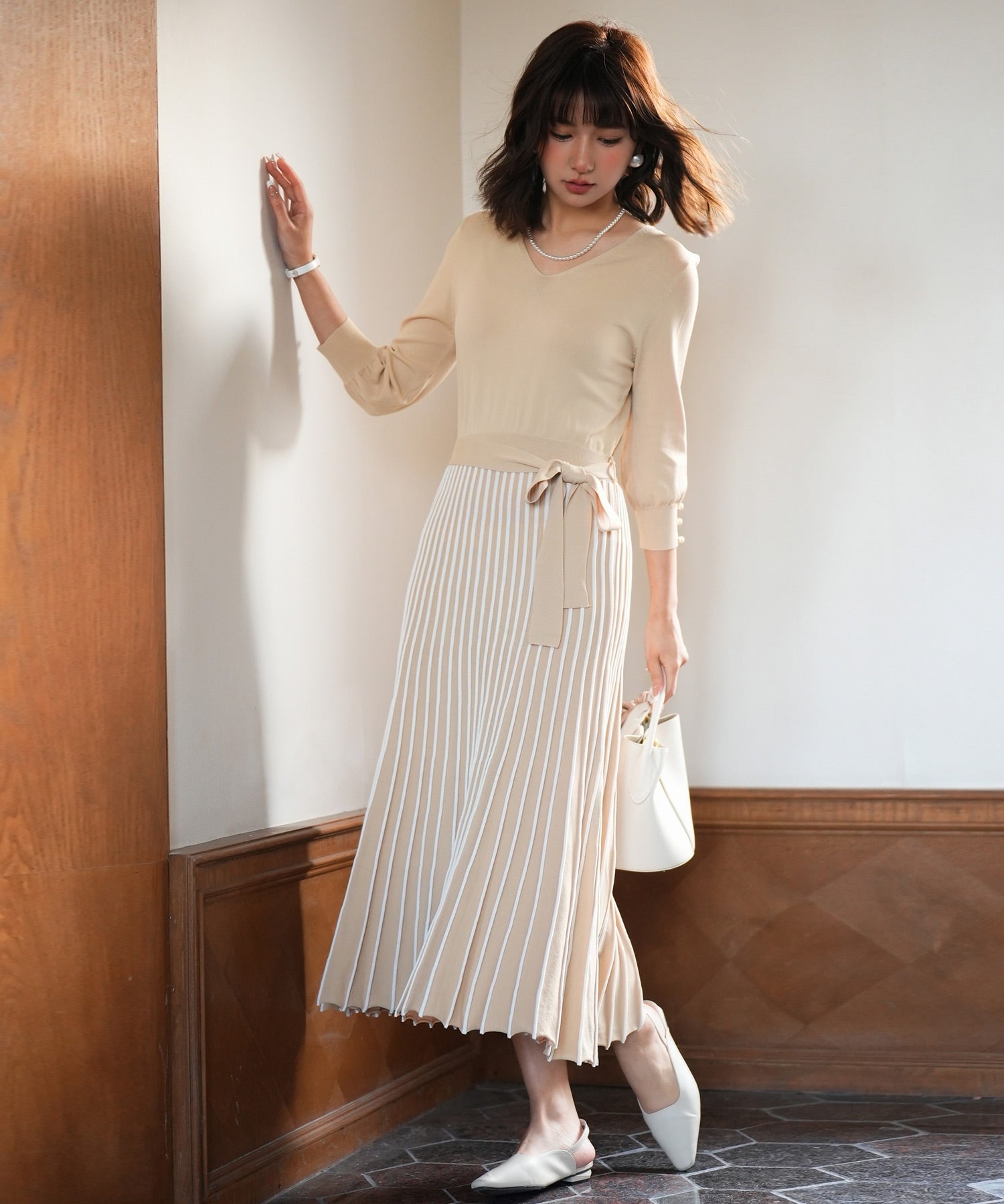 セゾンドパピヨン SAISON DE PAPILLON バイカラープリーツニットワンピース (ベージュ) ベージュ