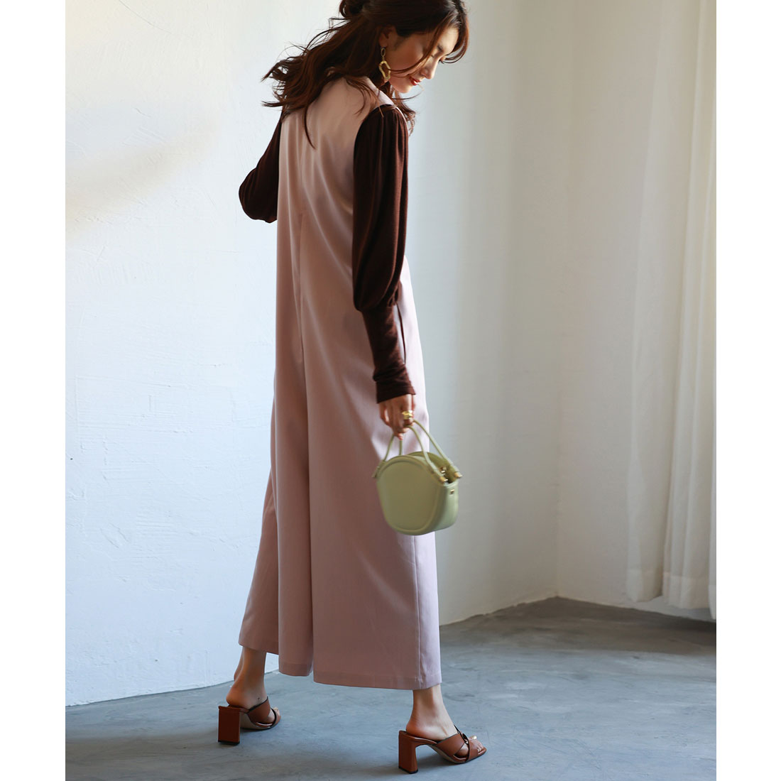 セゾンドパピヨン SAISON DE PAPILLON ディープVネックサロペット (ピンク) ピンク