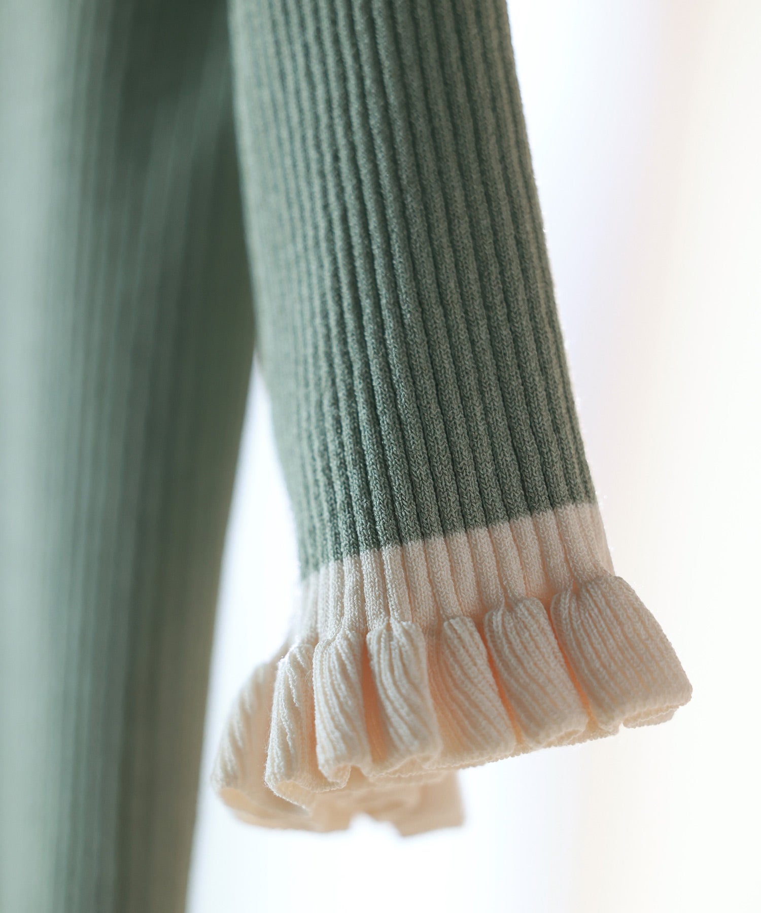 セゾンドパピヨン SAISON DE PAPILLON 七分袖配色リブニットプルオーバー (グリーン) グリーン