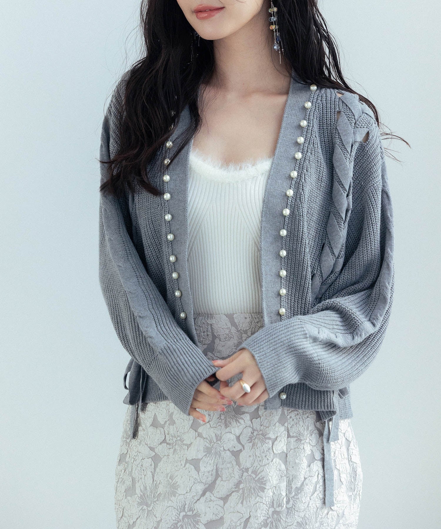 セゾンドパピヨン SAISON DE PAPILLON パール編み込みドロップショルダーニットカーディガン (グレー) グレー