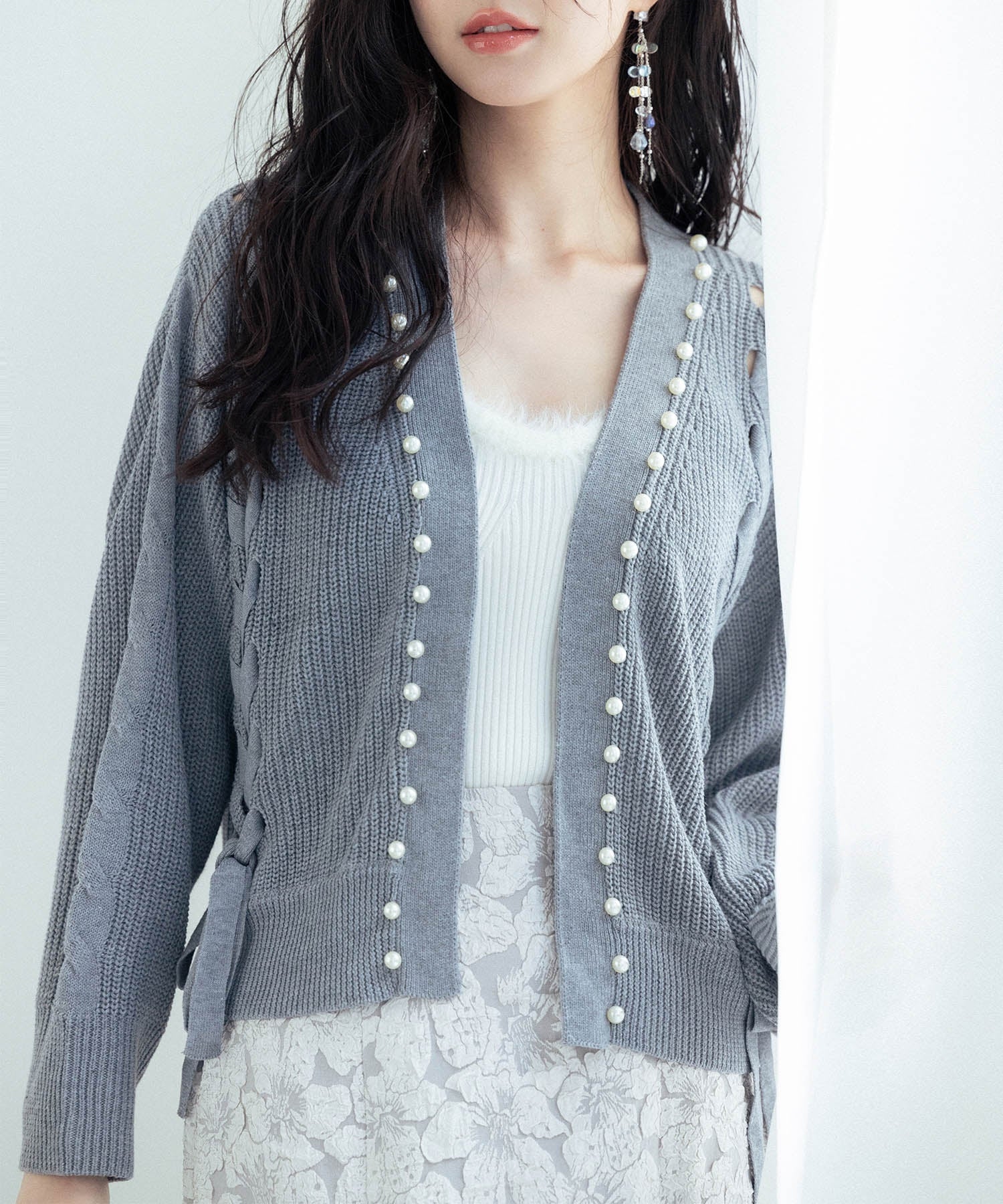 セゾンドパピヨン SAISON DE PAPILLON パール編み込みドロップショルダーニットカーディガン (グレー) グレー