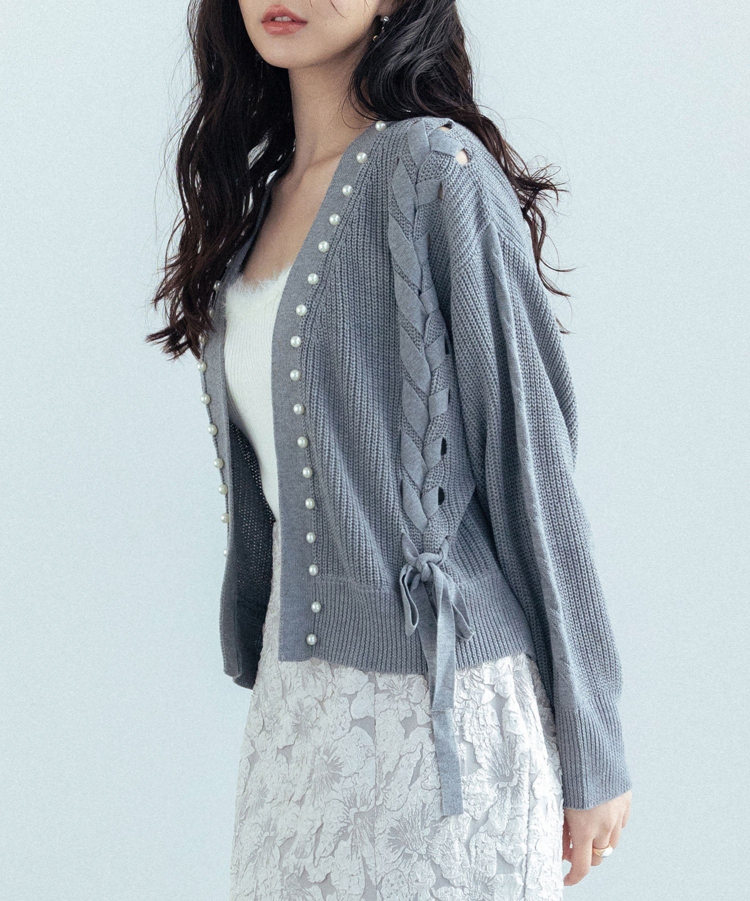 セゾンドパピヨン SAISON DE PAPILLON パール編み込みドロップショルダーニットカーディガン (グレー) グレー