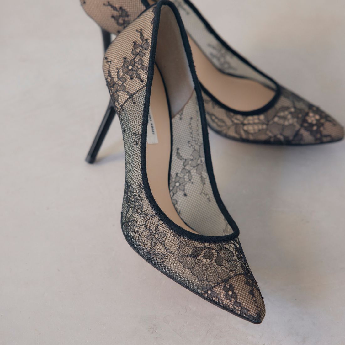 セヴン トゥエルヴ サーティ SEVEN TWELVE THIRTY スティレットヒールレースチュールパンプス (ブラックレース) ブラックレース