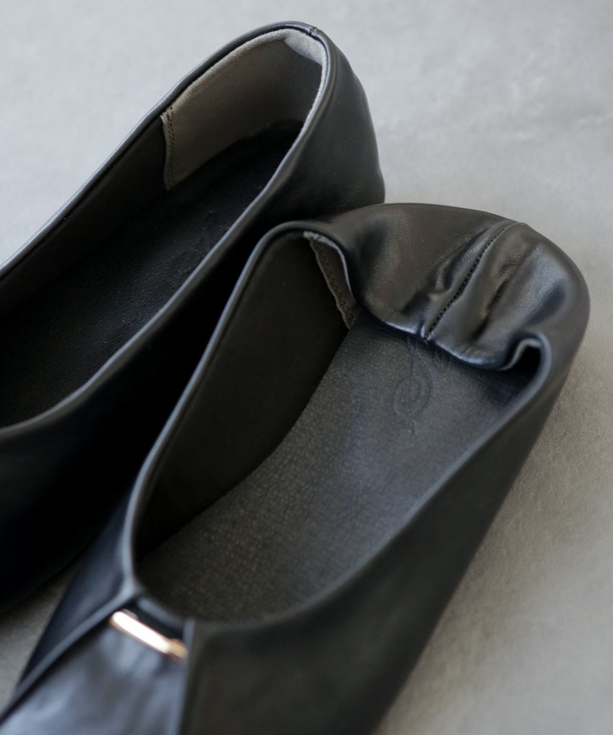 セスト SESTO かかとが踏めて柔らかい、シャープトゥフラットパンプス (アッシュスエード) アッシュスエード