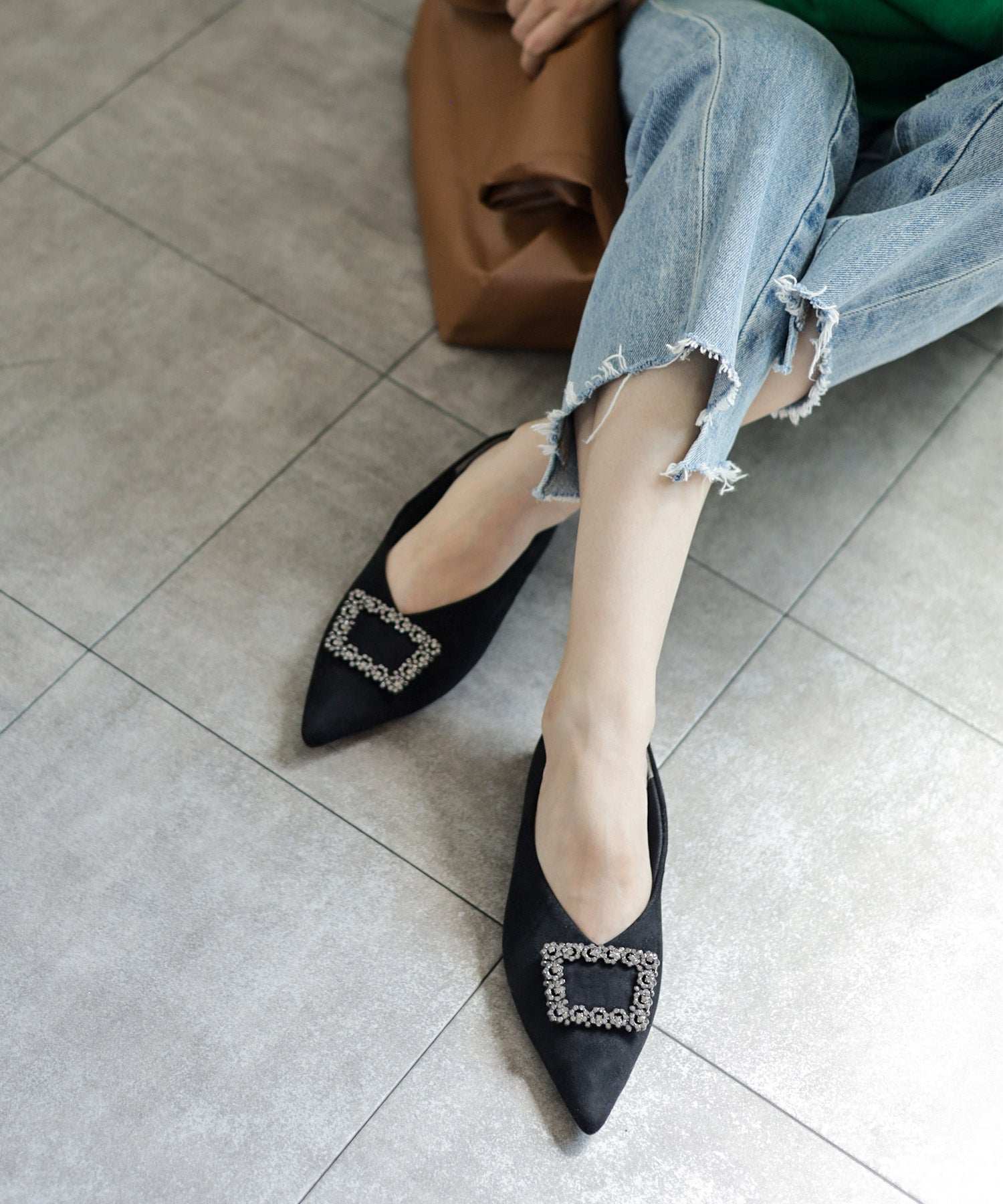 セスト SESTO ビジューモチーフVカットポインテッドトゥフラットパンプス,ブラックスエード