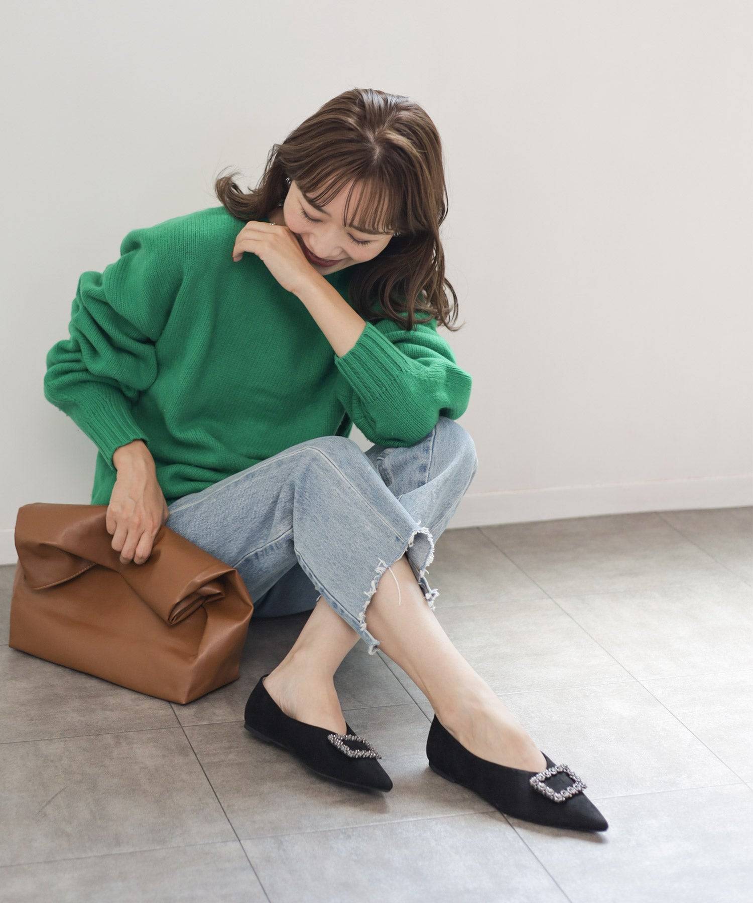 セスト SESTO ビジューモチーフVカットポインテッドトゥフラットパンプス