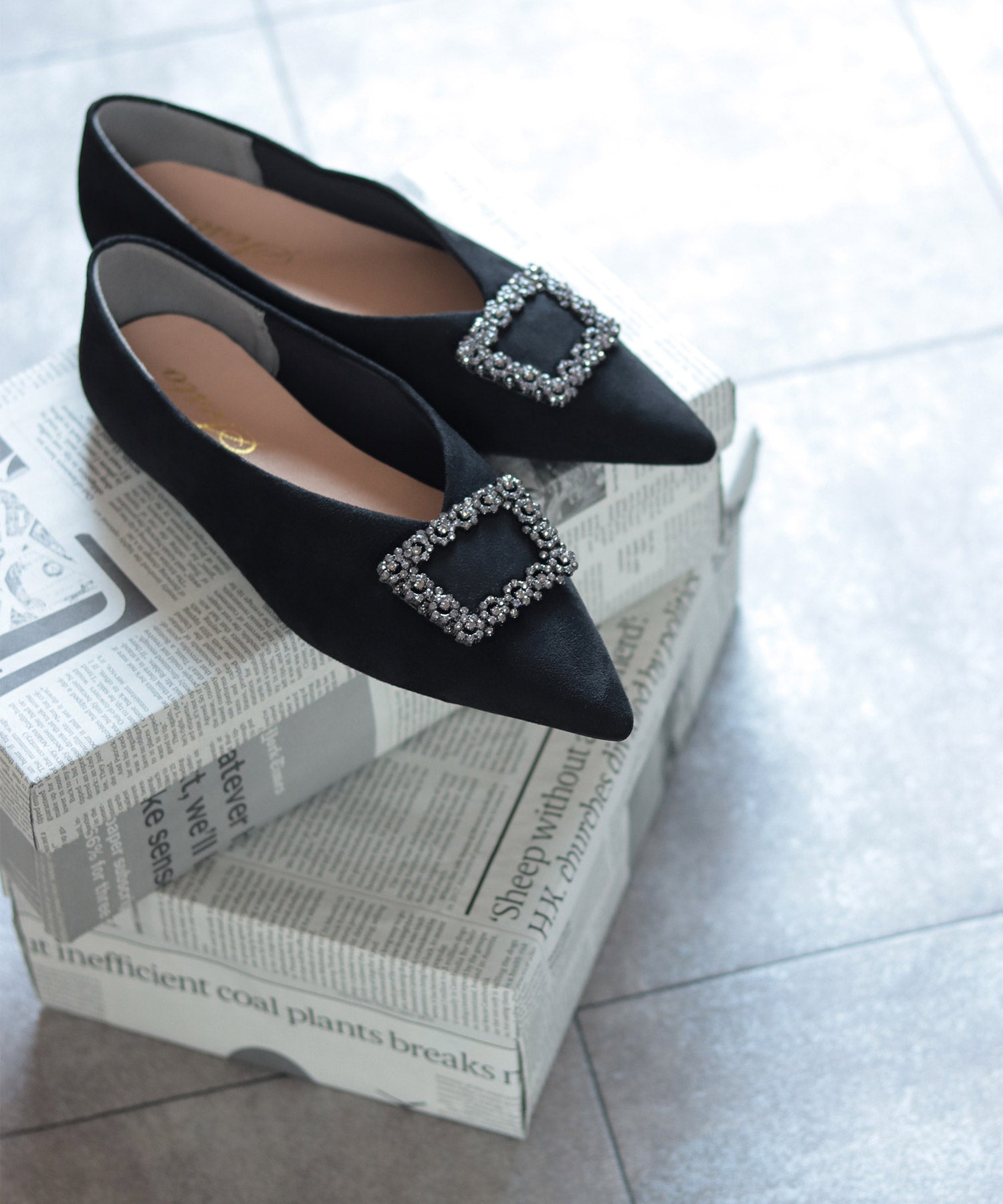 セスト SESTO ビジューモチーフVカットポインテッドトゥフラットパンプス