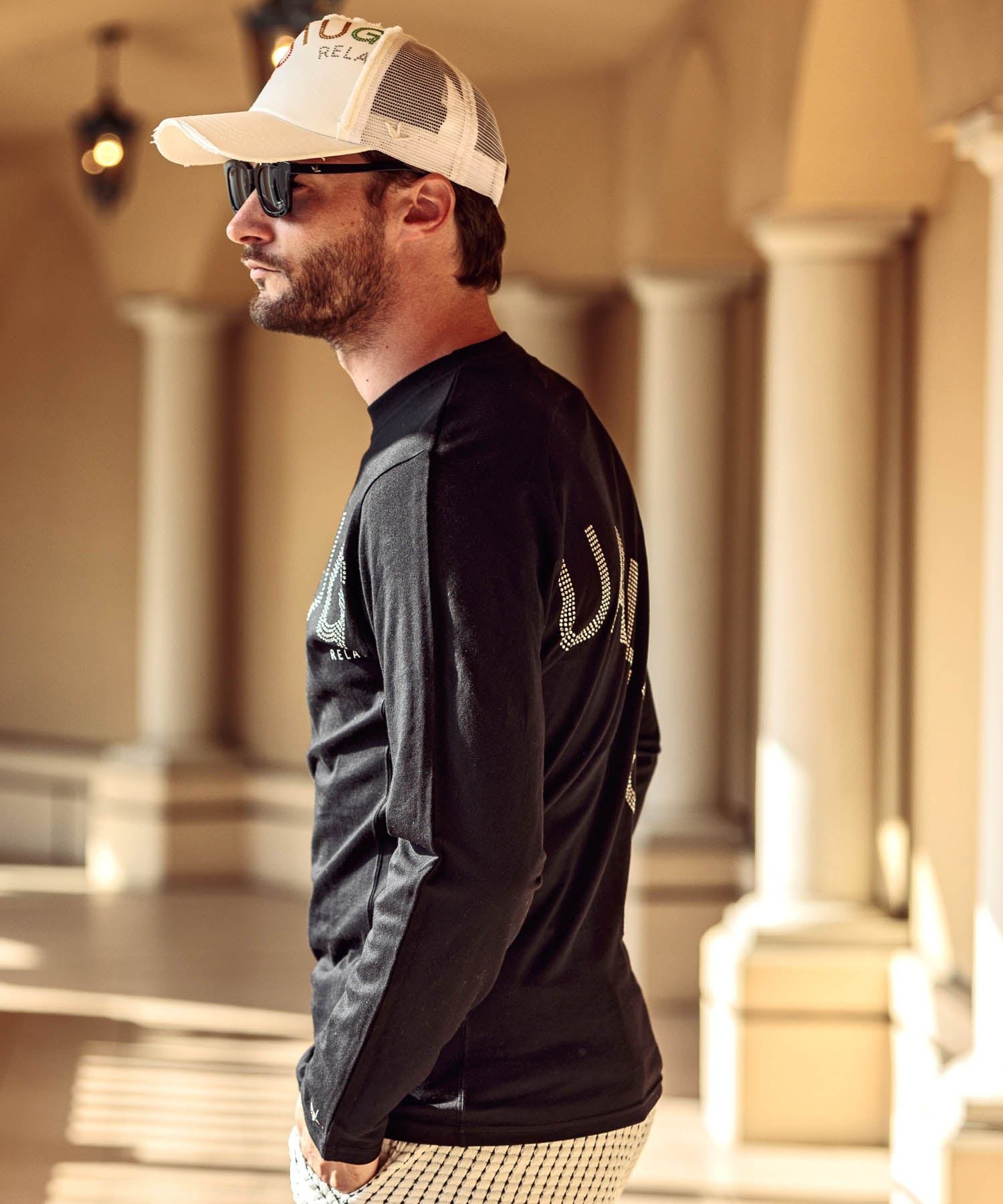 ウノ ピゥ ウノ ウグァーレ トレ リラックス 1PIU1UGUALE3 RELAX ラインストーンロゴ長袖Tシャツ(ブラック) ブラック