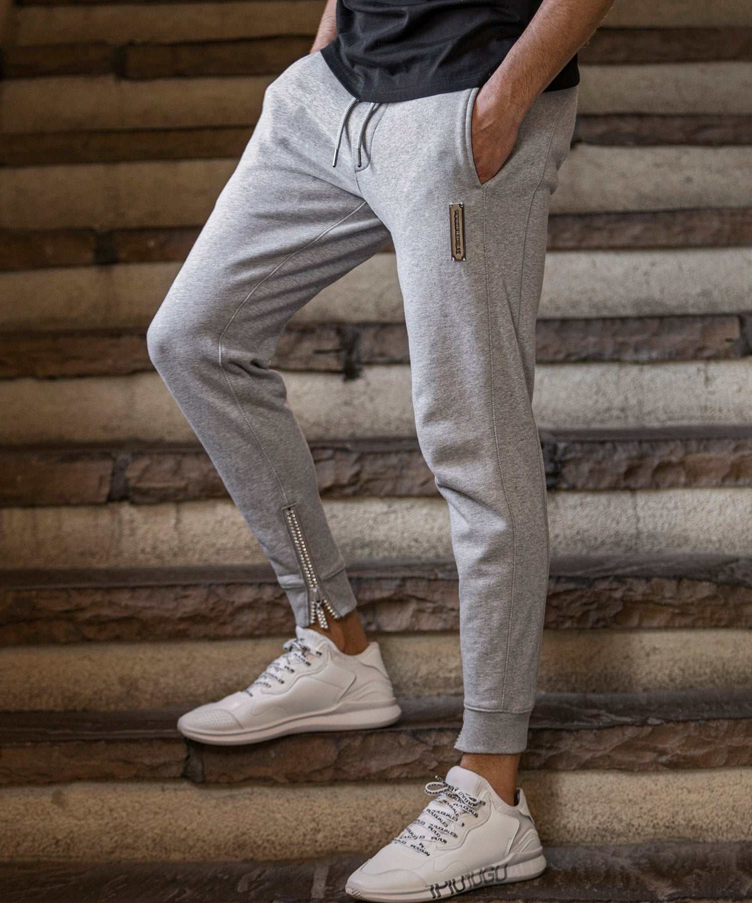 ウノ ピゥ ウノ ウグァーレ トレ リラックス 1PIU1UGUALE3 RELAX シルバーロゴプレート ラインストーン スウェットパンツ ロングパンツ (グレー) グレー