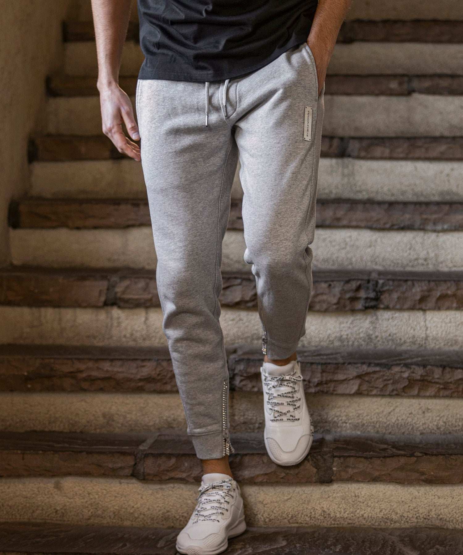 ウノ ピゥ ウノ ウグァーレ トレ リラックス 1PIU1UGUALE3 RELAX シルバーロゴプレート ラインストーン スウェットパンツ ロングパンツ (グレー) グレー
