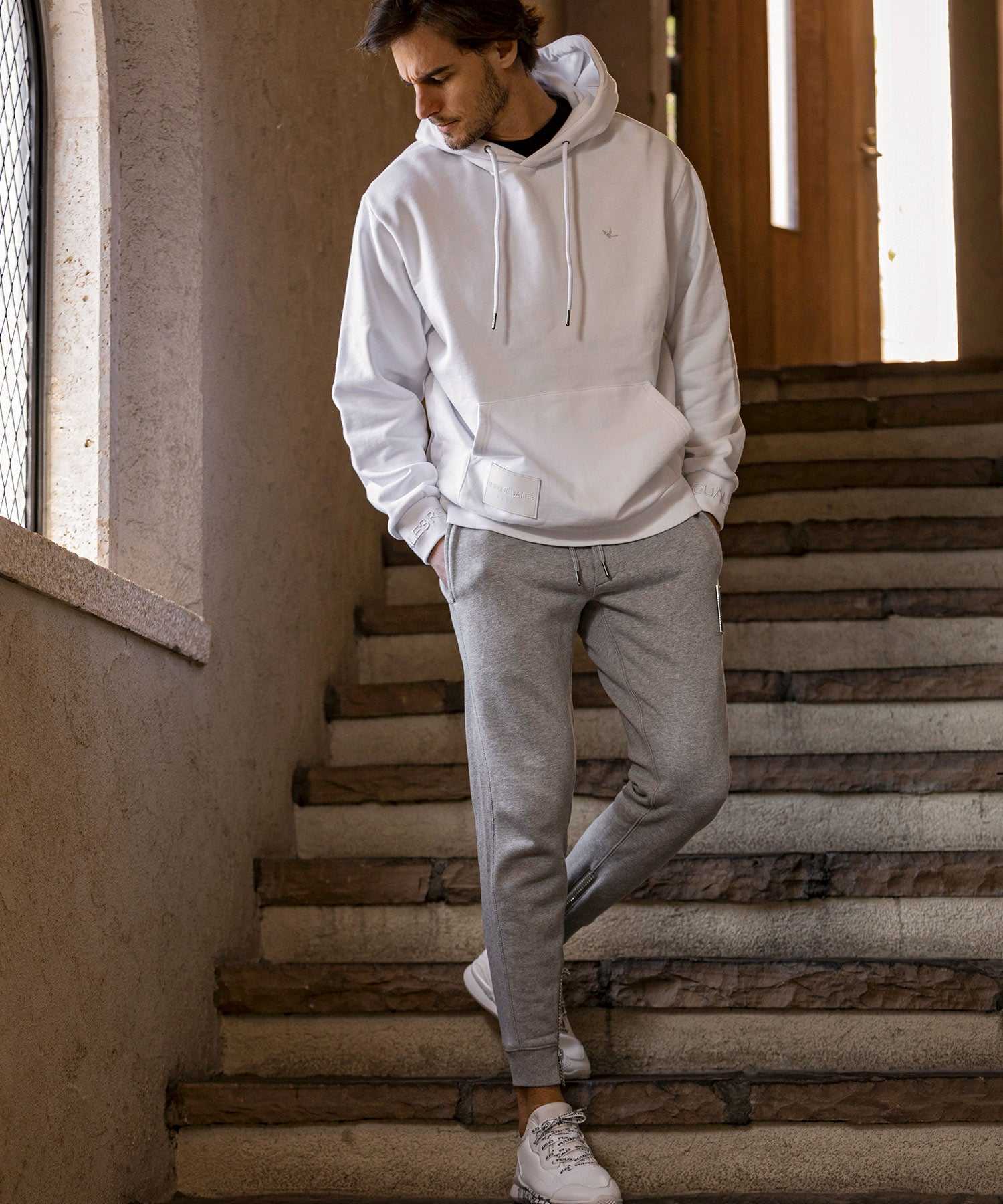 ウノ ピゥ ウノ ウグァーレ トレ リラックス 1PIU1UGUALE3 RELAX シルバーロゴプレート ラインストーン スウェットパンツ ロングパンツ (グレー) グレー