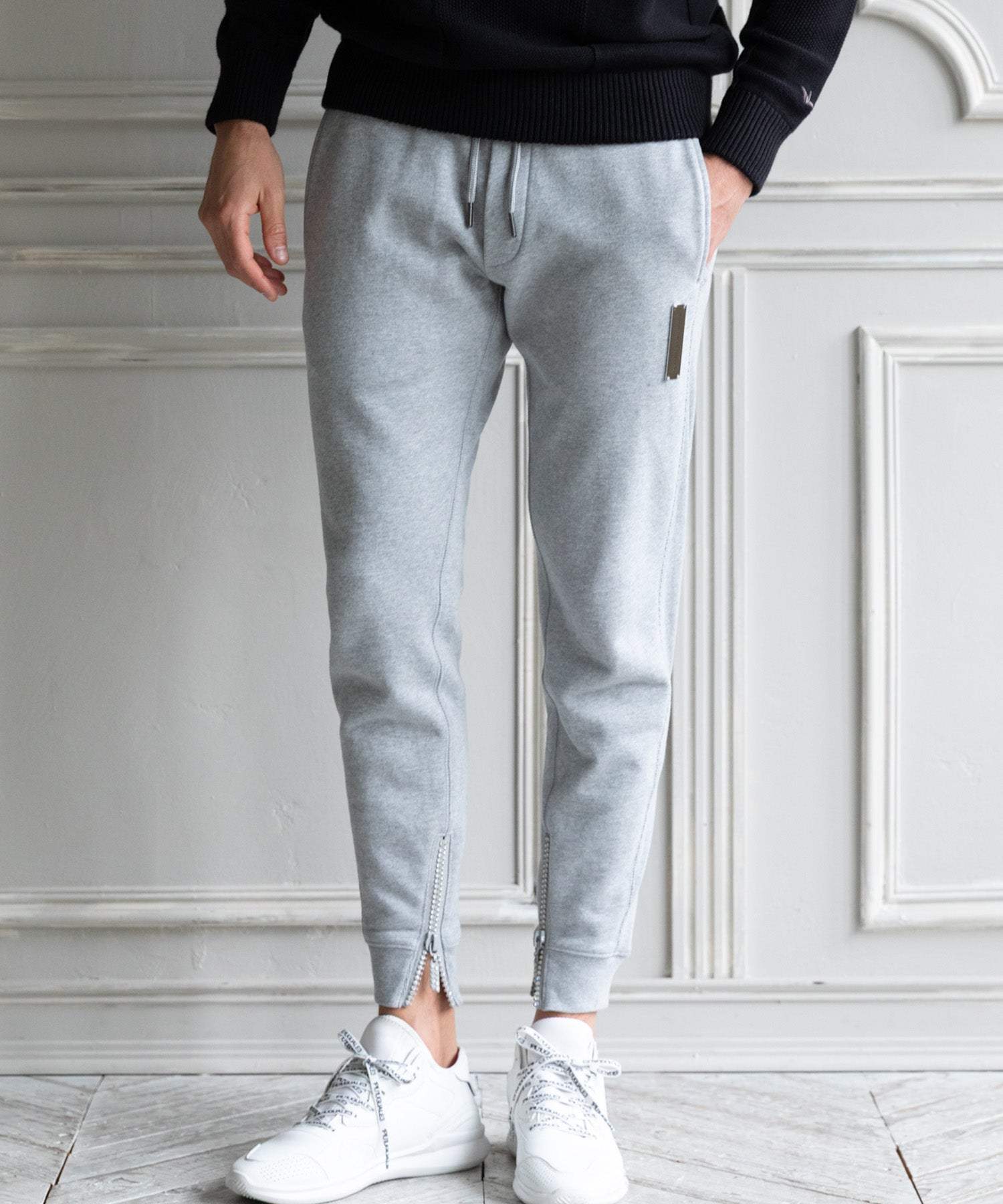 ウノ ピゥ ウノ ウグァーレ トレ リラックス 1PIU1UGUALE3 RELAX シルバーロゴプレート ラインストーン スウェットパンツ ロングパンツ (グレー) グレー