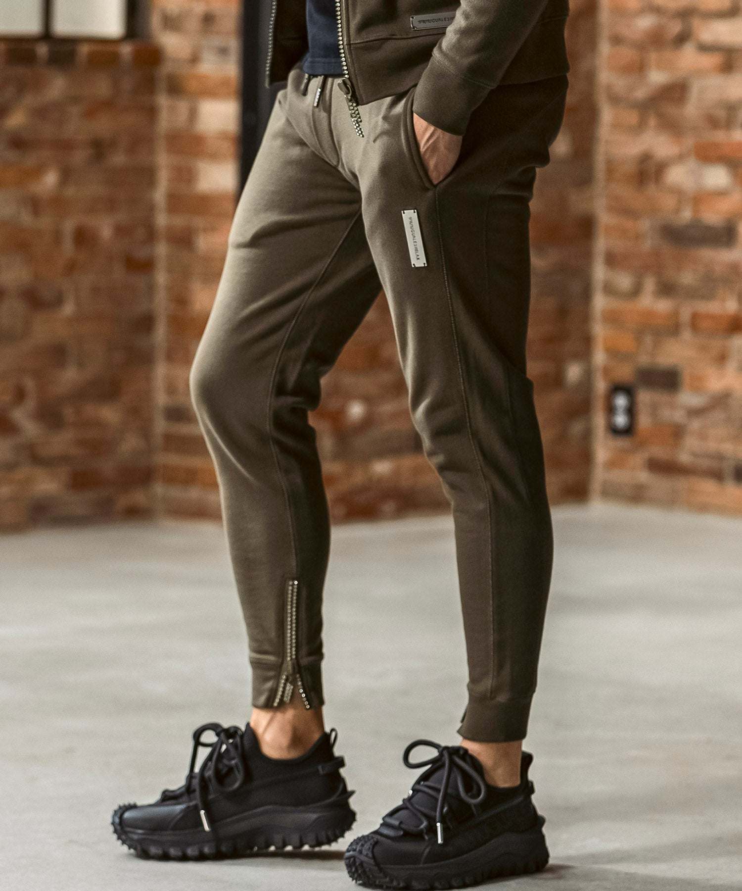 ウノ ピゥ ウノ ウグァーレ トレ リラックス 1PIU1UGUALE3 RELAX シルバーロゴプレート ラインストーン スウェットパンツ ロングパンツ (カーキ) カーキ