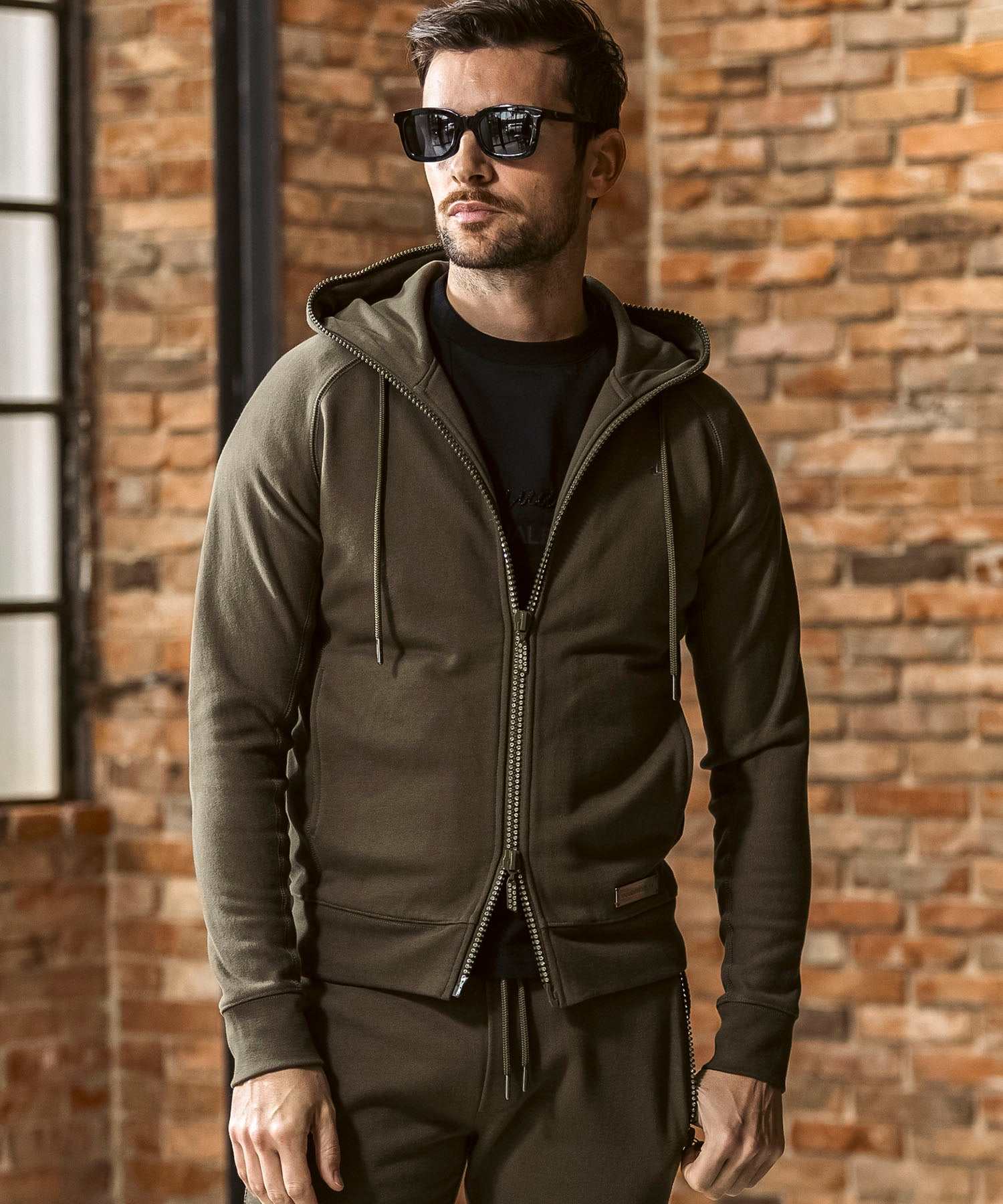 ウノ ピゥ ウノ ウグァーレ トレ リラックス 1PIU1UGUALE3 RELAX シルバーロゴプレート ラインストーン スウェットパーカー ジップパーカー フーディー (カーキ) カーキ