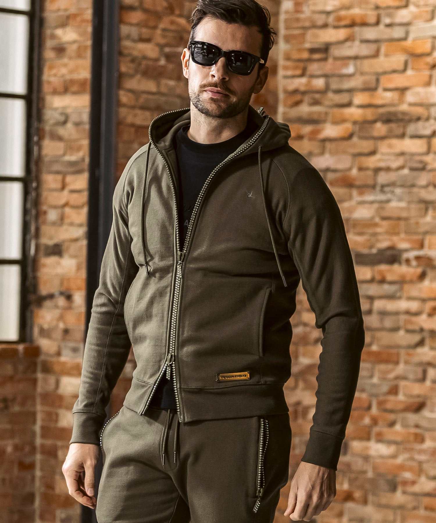 ウノ ピゥ ウノ ウグァーレ トレ リラックス 1PIU1UGUALE3 RELAX シルバーロゴプレート ラインストーン スウェットパーカー ジップパーカー フーディー (カーキ) カーキ