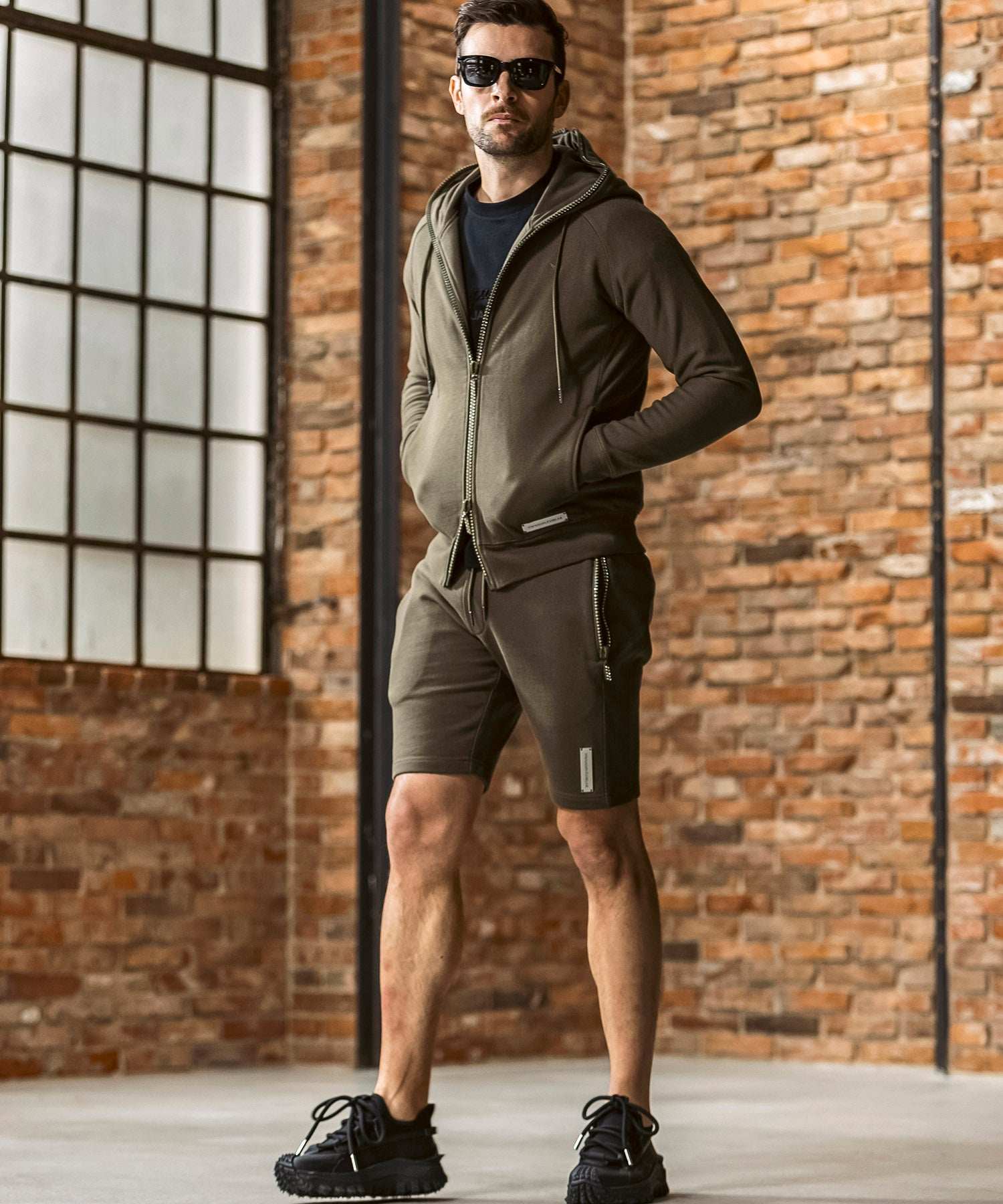 ウノ ピゥ ウノ ウグァーレ トレ リラックス 1PIU1UGUALE3 RELAX シルバーロゴプレート ラインストーン スウェットパーカー ジップパーカー フーディー (カーキ) カーキ