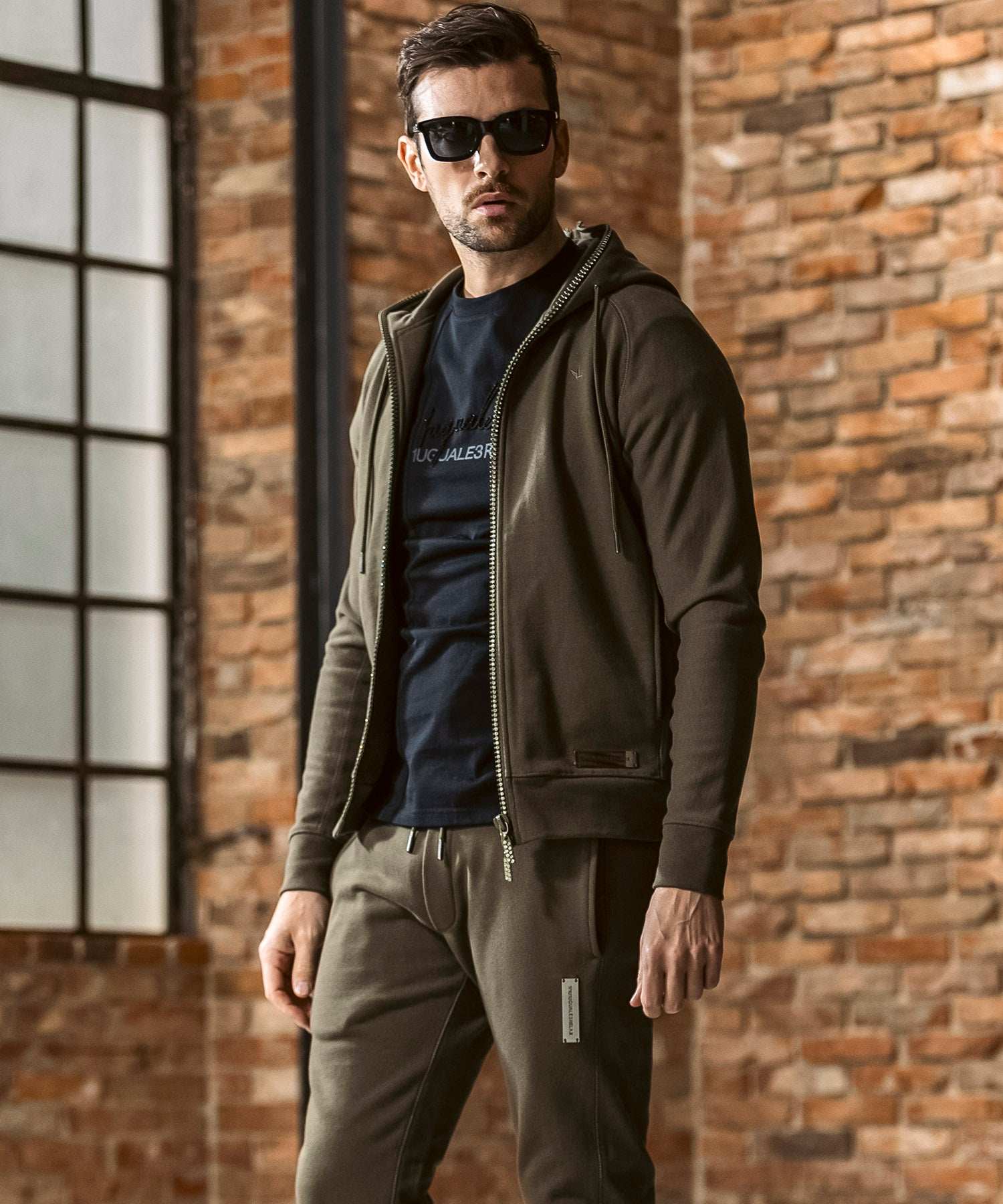 ウノ ピゥ ウノ ウグァーレ トレ リラックス 1PIU1UGUALE3 RELAX シルバーロゴプレート ラインストーン スウェットパーカー ジップパーカー フーディー (カーキ) カーキ