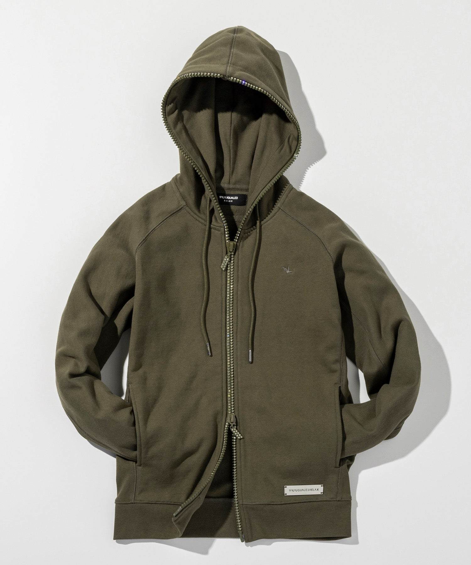 ウノ ピゥ ウノ ウグァーレ トレ リラックス 1PIU1UGUALE3 RELAX シルバーロゴプレート ラインストーン スウェットパーカー ジップパーカー フーディー (カーキ) カーキ