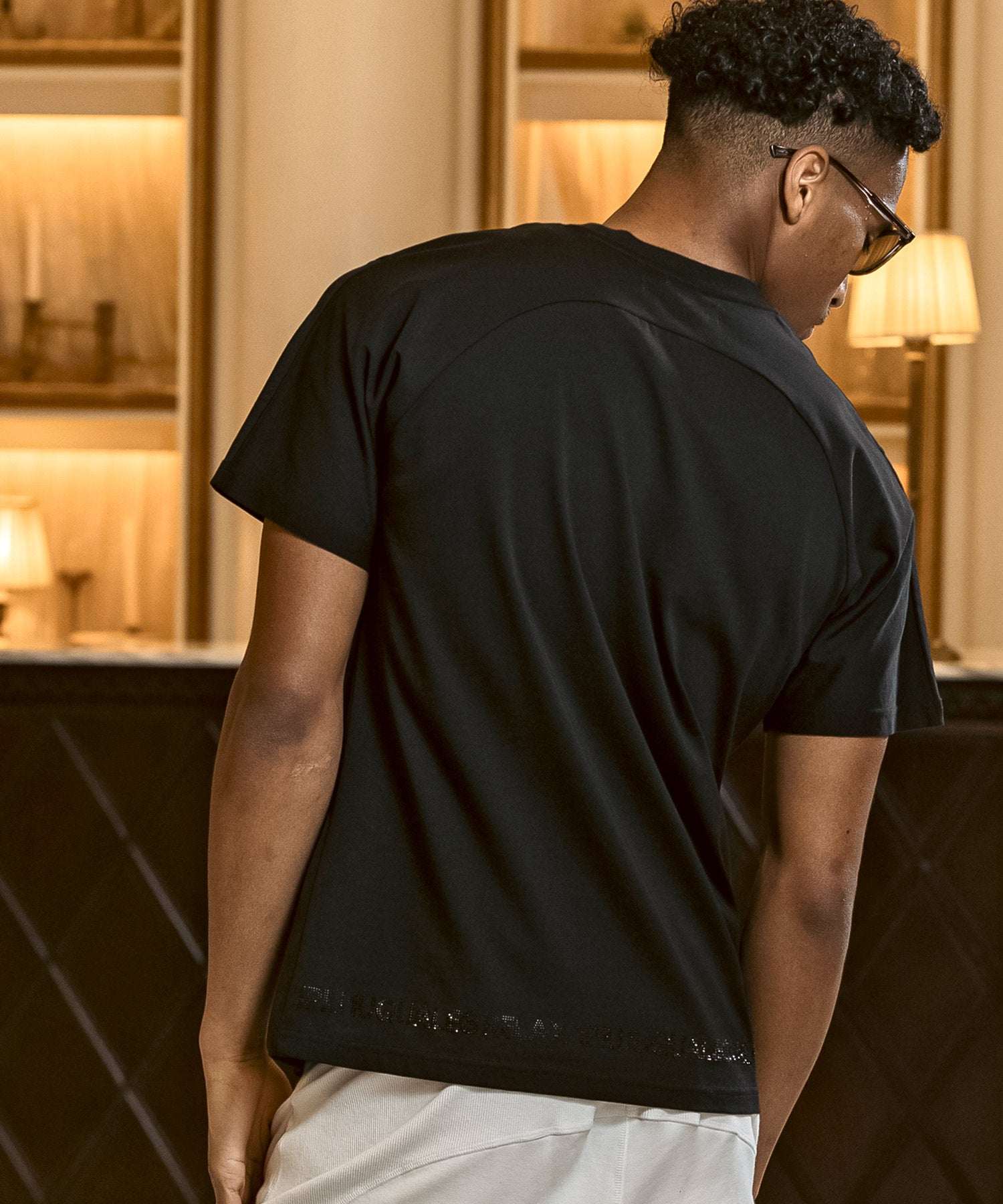 ウノ ピゥ ウノ ウグァーレ トレ リラックス 1PIU1UGUALE3 RELAX シルケット素材 ラインストーン ブランドロゴ 半袖Tシャツ (ブラック) ブラック