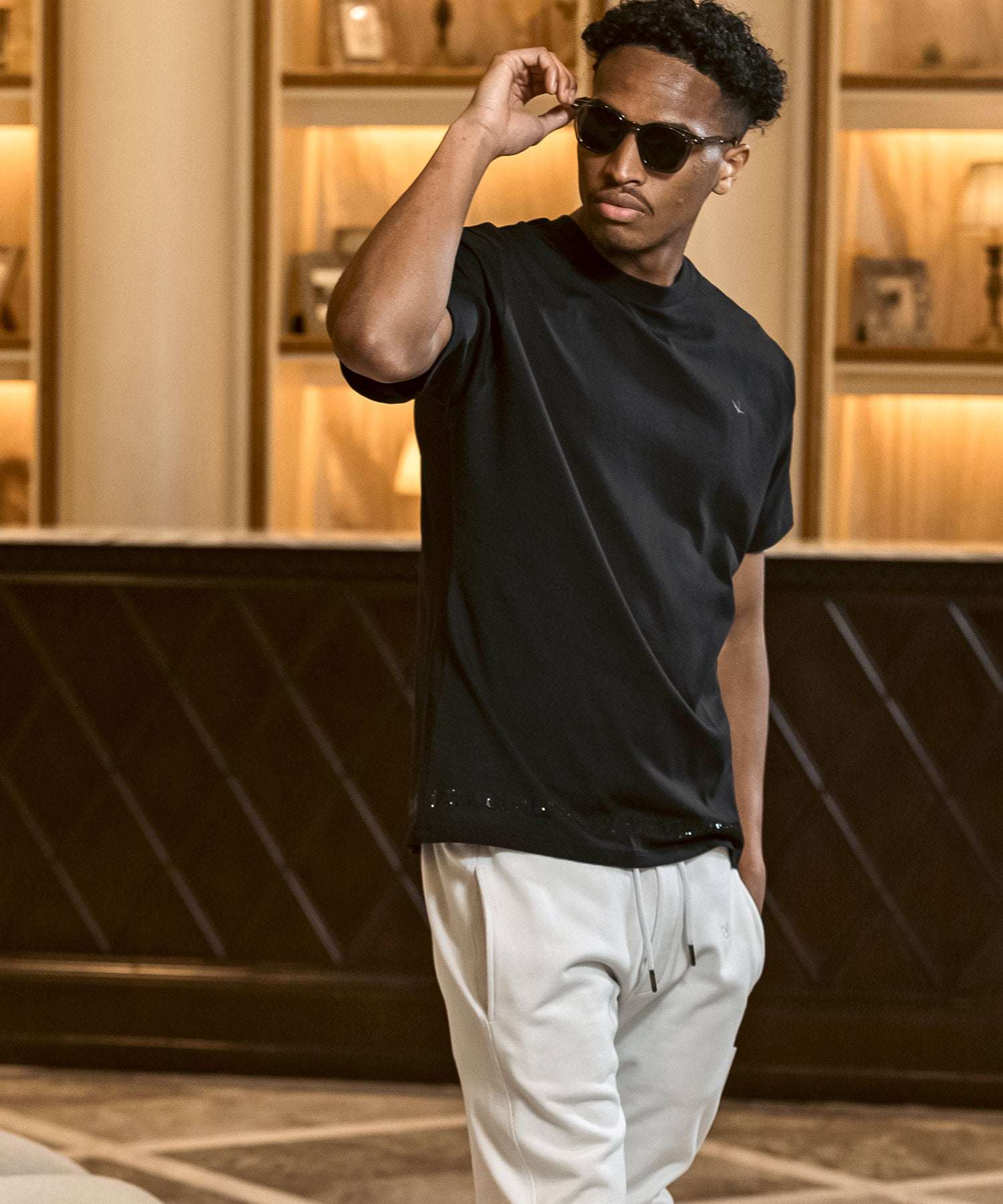 ウノ ピゥ ウノ ウグァーレ トレ リラックス 1PIU1UGUALE3 RELAX シルケット素材 ラインストーン ブランドロゴ 半袖Tシャツ (ブラック) ブラック