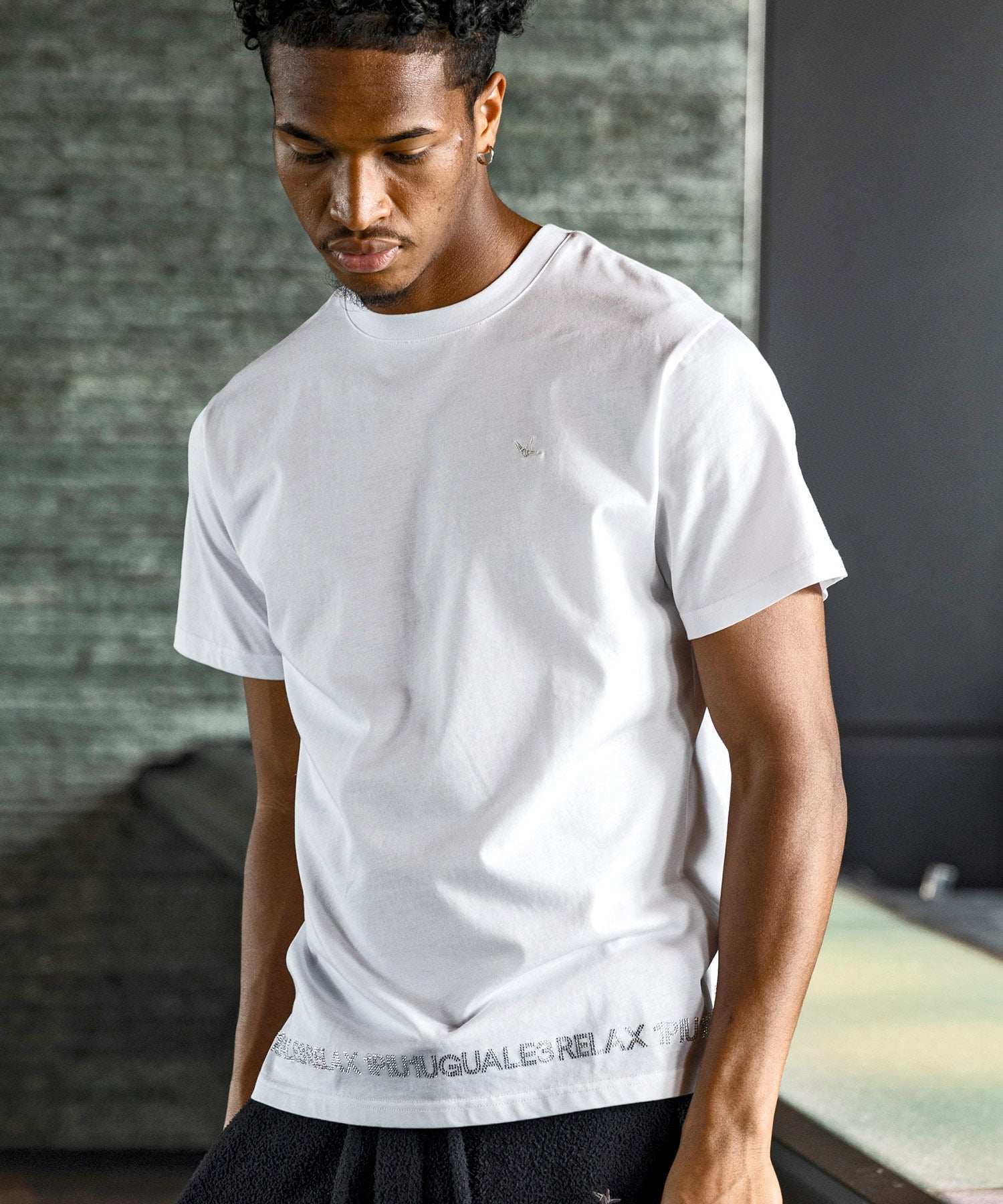 ウノ ピゥ ウノ ウグァーレ トレ リラックス 1PIU1UGUALE3 RELAX シルケット素材 ラインストーン ブランドロゴ 半袖Tシャツ (ホワイト) ホワイト