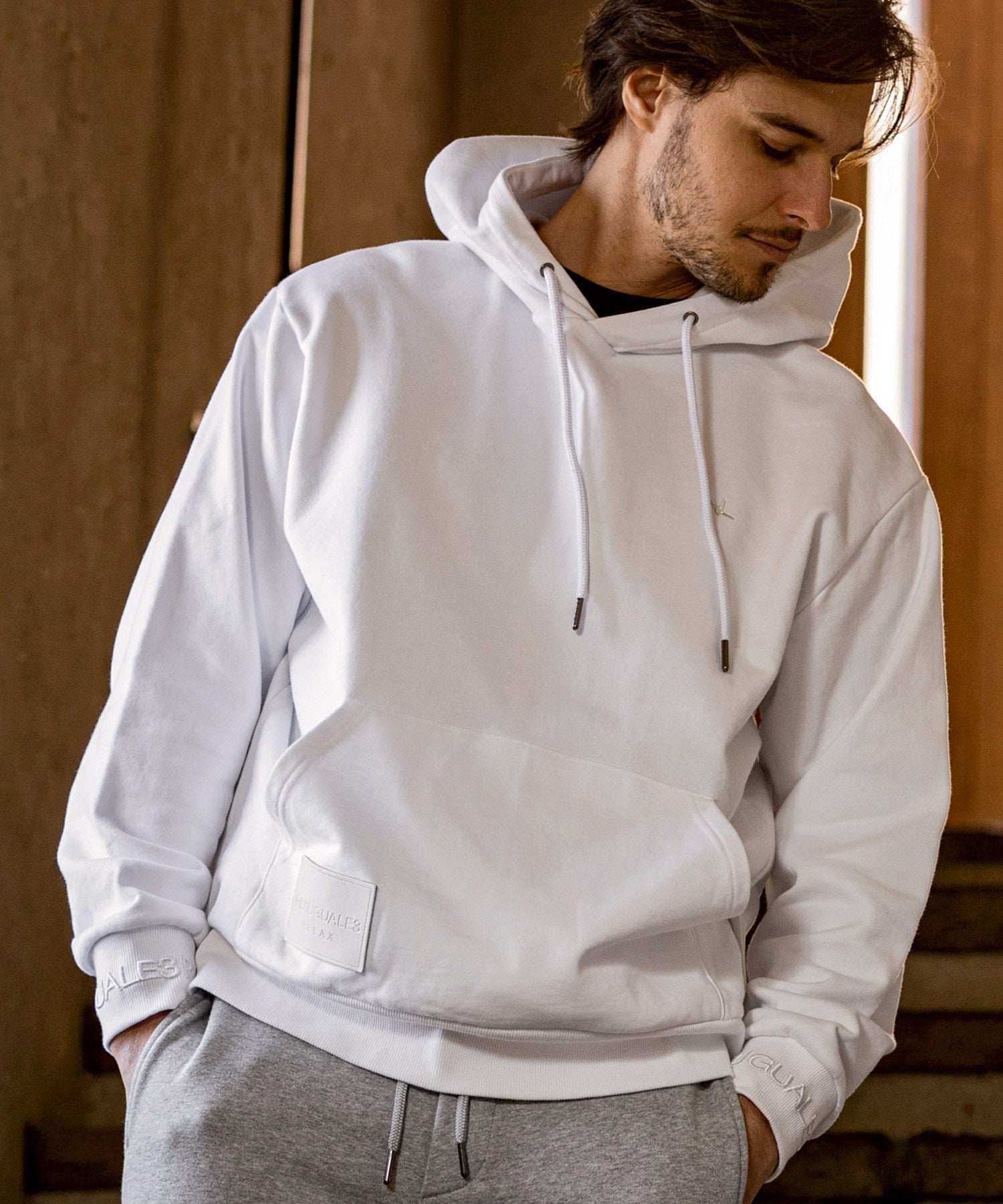 ウノ ピゥ ウノ ウグァーレ トレ リラックス 1PIU1UGUALE3 RELAX レザーパッチ ブランドロゴ スウェットパーカー プルオーバーフーディー (ホワイト) ホワイト