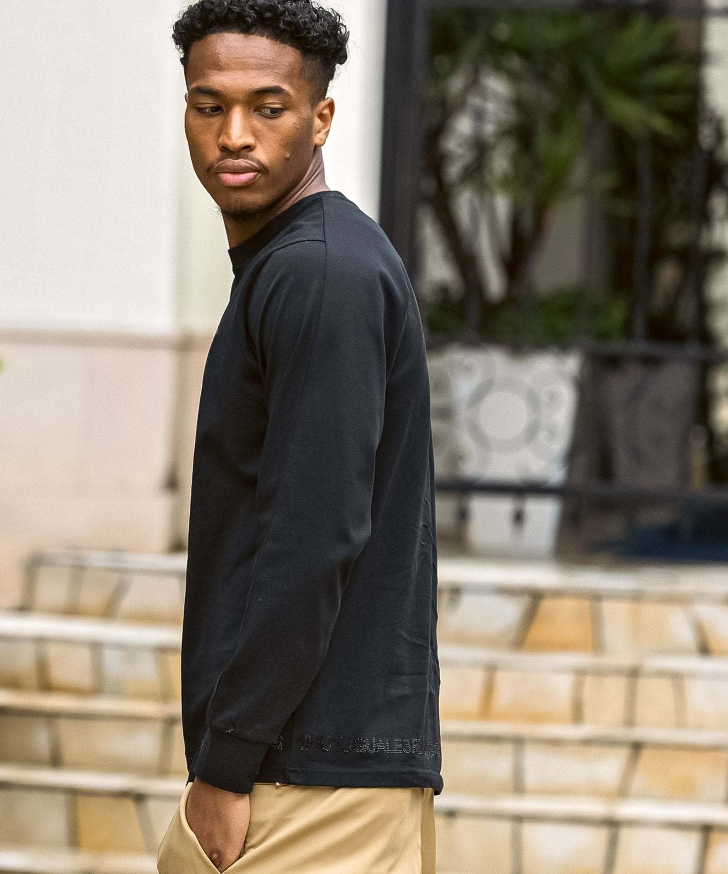 ウノ ピゥ ウノ ウグァーレ トレ リラックス 1PIU1UGUALE3 RELAX シルケット素材 ラインストーン ブランドロゴ ロングTシャツ 長袖Tシャツ (ブラック) ブラック