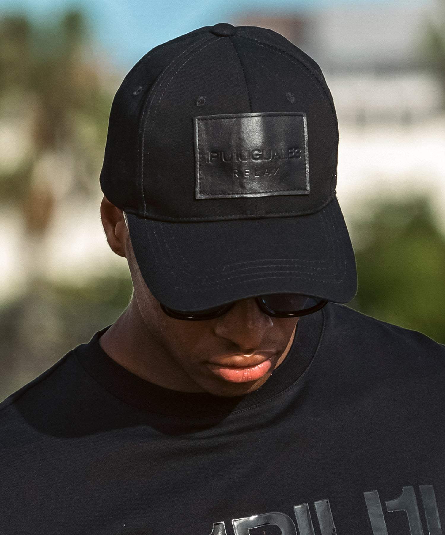 ウノ ピゥ ウノ ウグァーレ トレ リラックス 1PIU1UGUALE3 RELAX レザーパッチ ブランドロゴ ベーシックシルエット キャップ (ブラック) ブラック