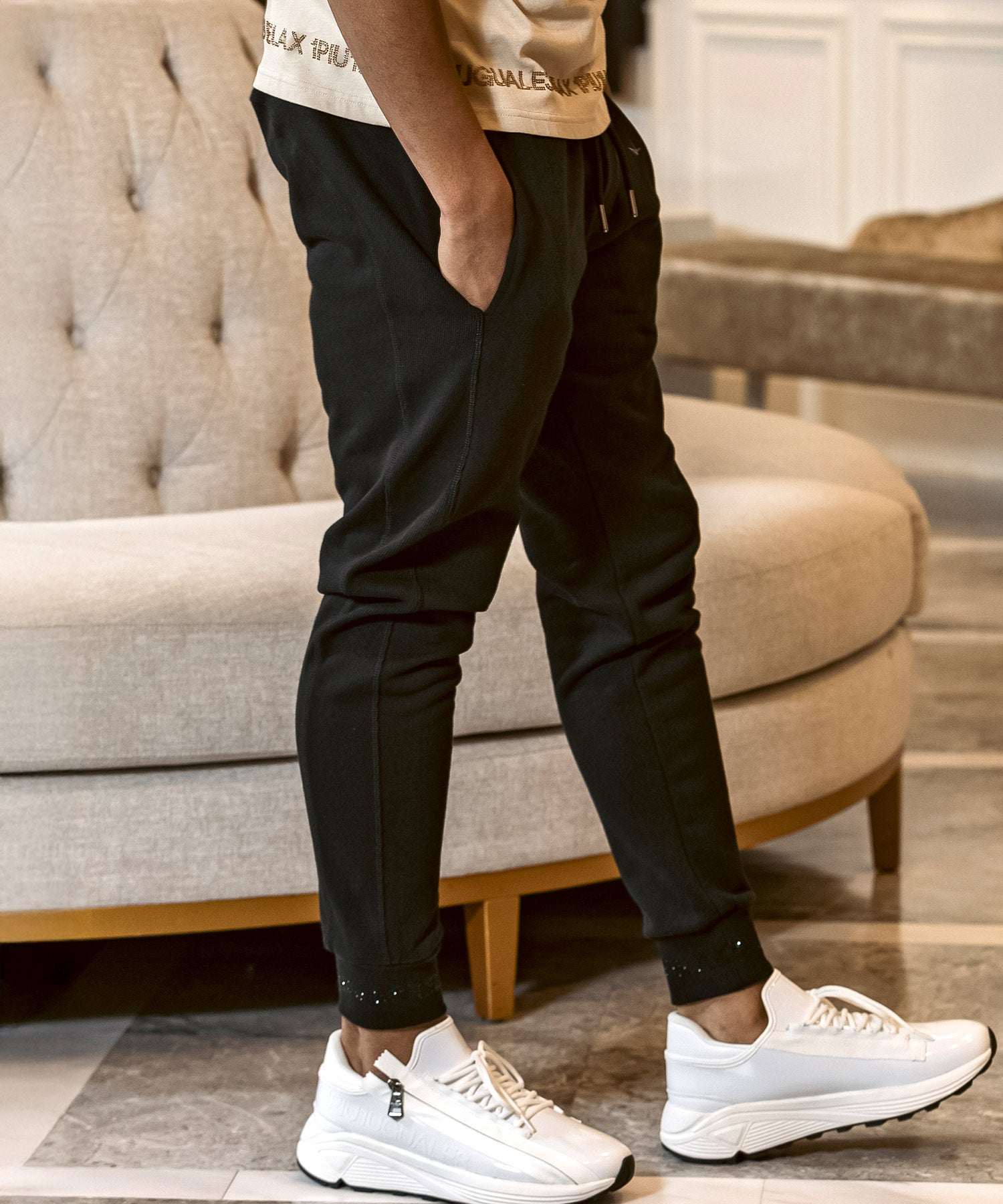 ウノ ピゥ ウノ ウグァーレ トレ リラックス 1PIU1UGUALE3 RELAX ラインストーン ワンポイントロゴ スウェット ジョガーパンツ ロングパンツ (ブラック) ブラック