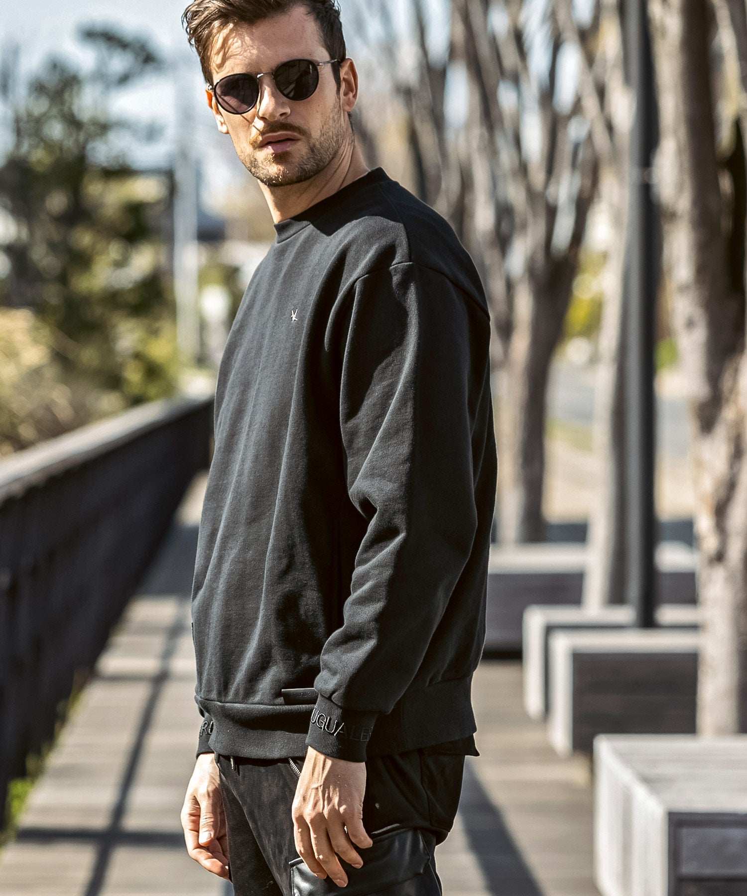 ウノ ピゥ ウノ ウグァーレ トレ リラックス 1PIU1UGUALE3 RELAX レザーパッチ クルーネックプルオーバー 長袖スウェット トレーナー (ブラック) ブラック