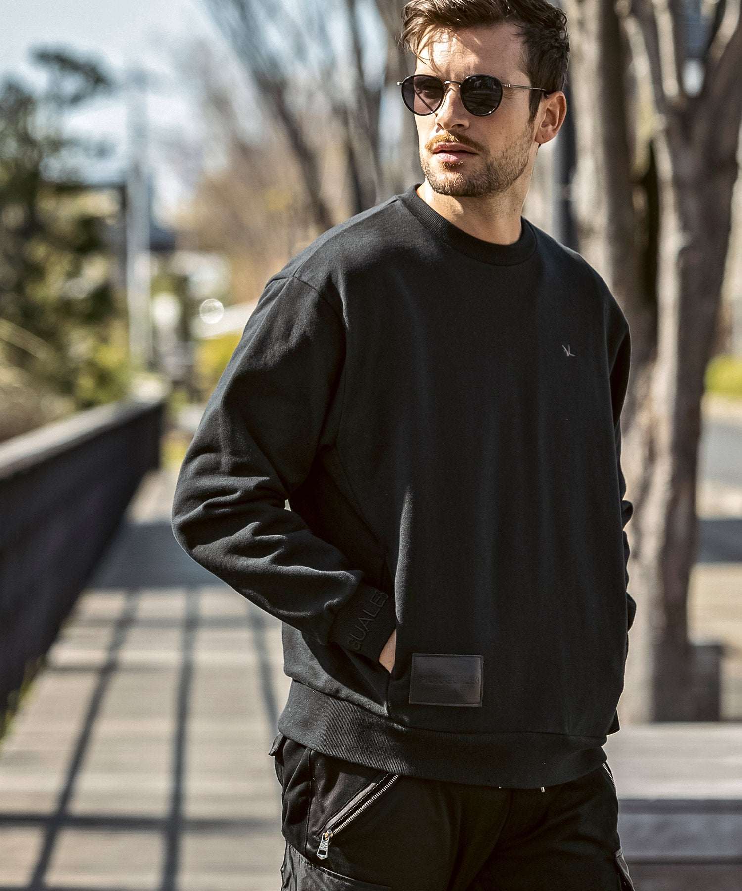 ウノ ピゥ ウノ ウグァーレ トレ リラックス 1PIU1UGUALE3 RELAX レザーパッチ クルーネックプルオーバー 長袖スウェット トレーナー (ブラック) ブラック